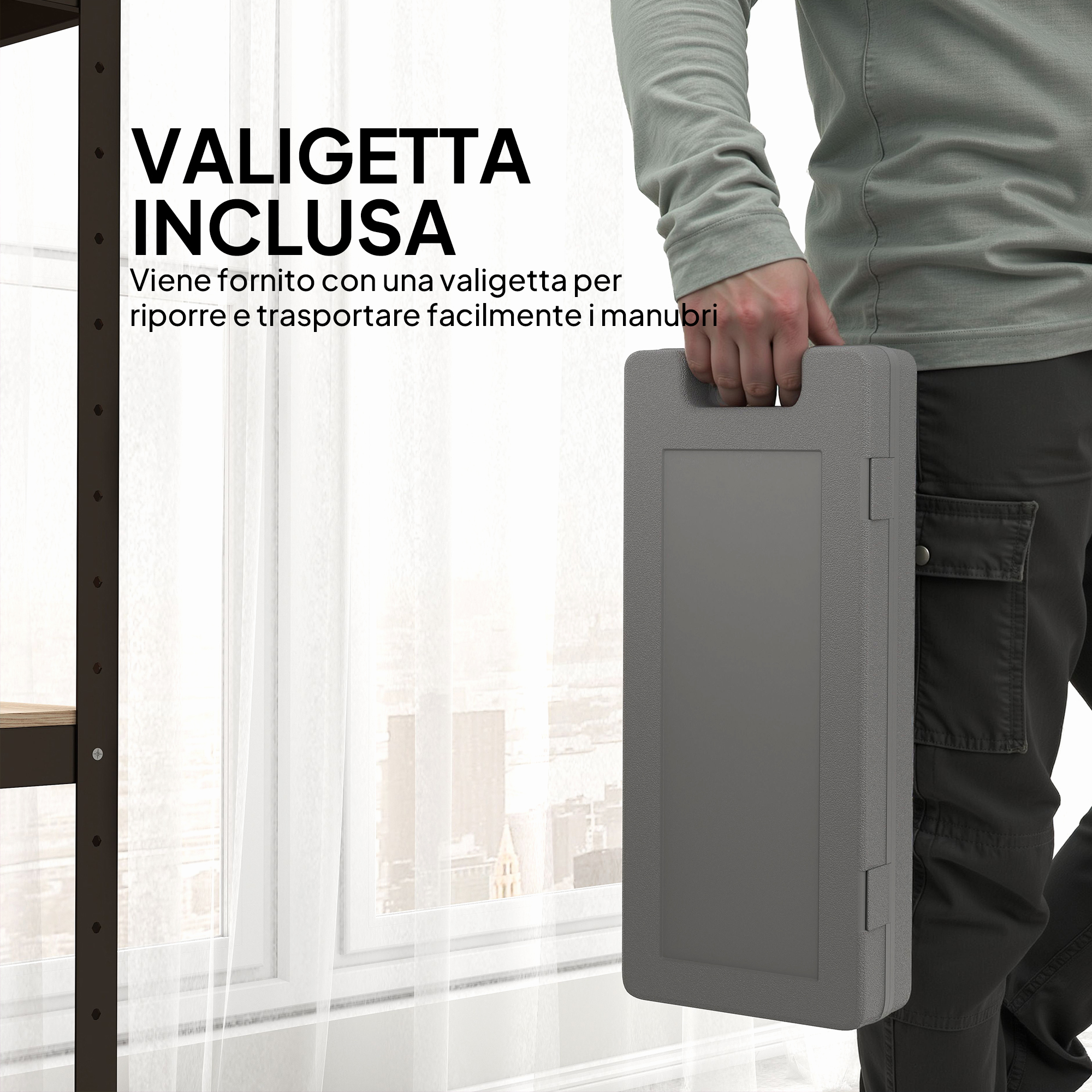 Una persona tiene una valigetta di plastica grigia davanti a una finestra con tenda.