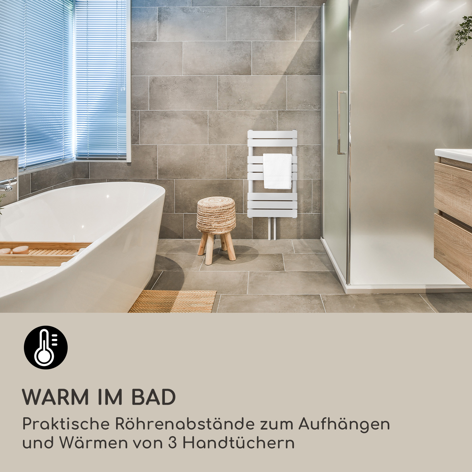 Bagno moderno con piastrelle grigie, vasca da bagno freestanding, doccia e scaldasalviette bianco.