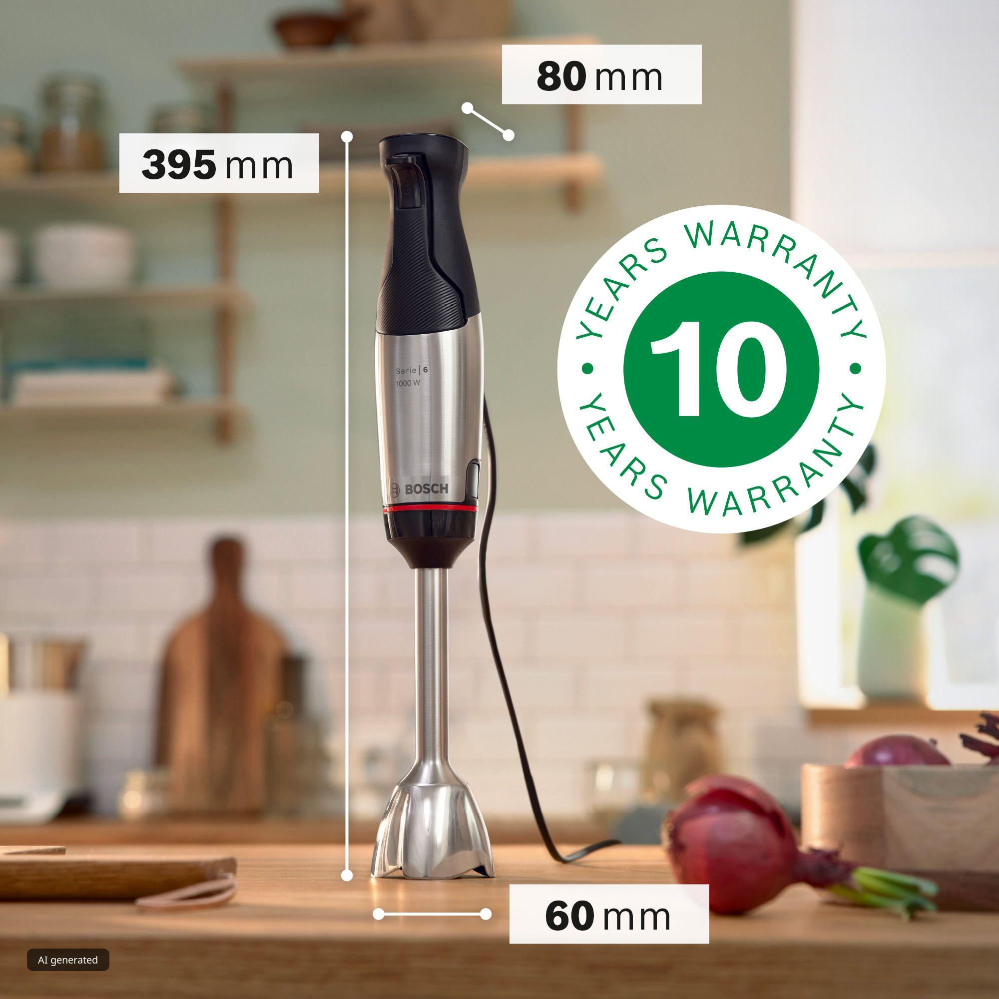 Frullatore ad immersione in acciaio inox con 10 anni di garanzia su un piano cucina, con quote.