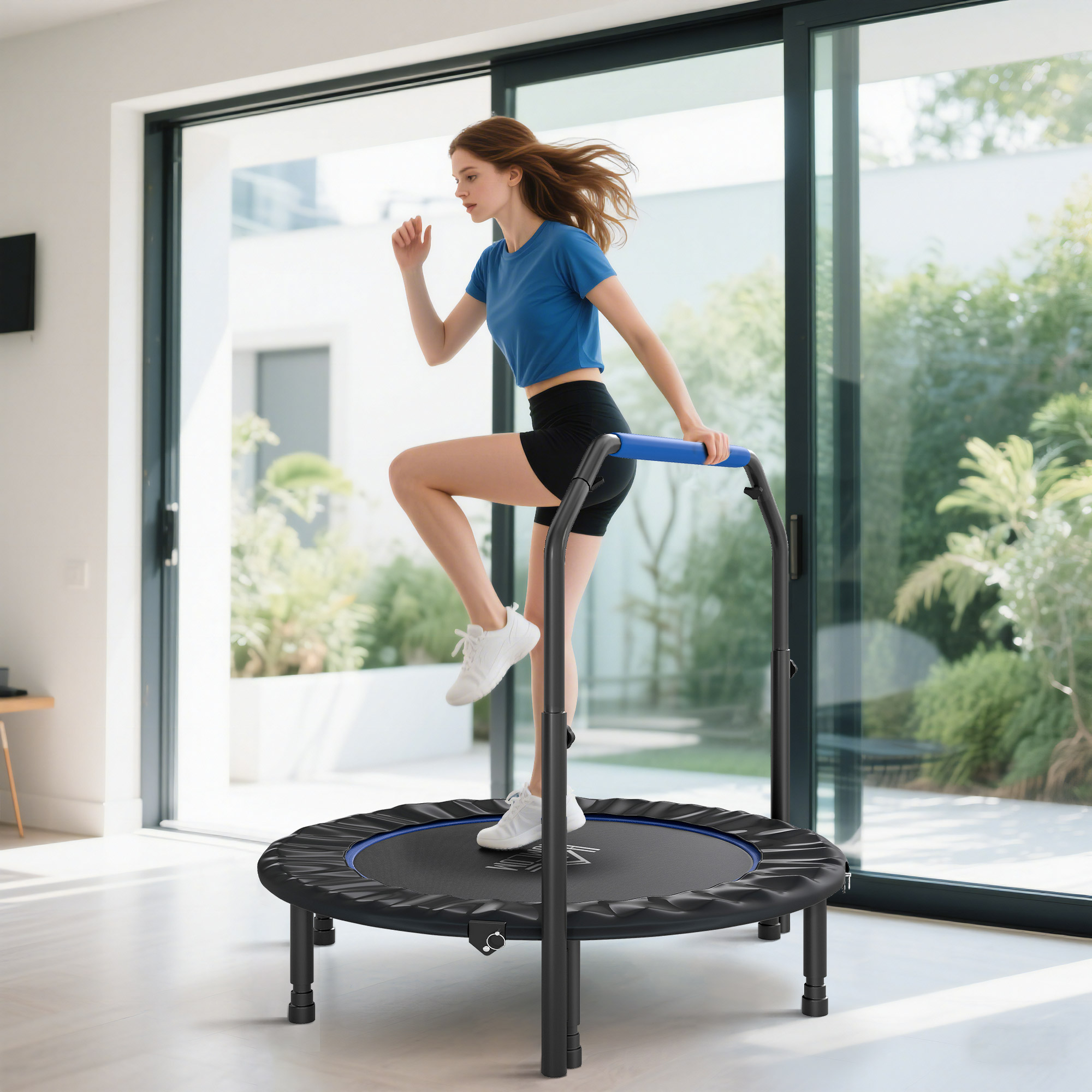 Una donna si allena su un mini trampolino all'interno, tenendosi al manubrio.