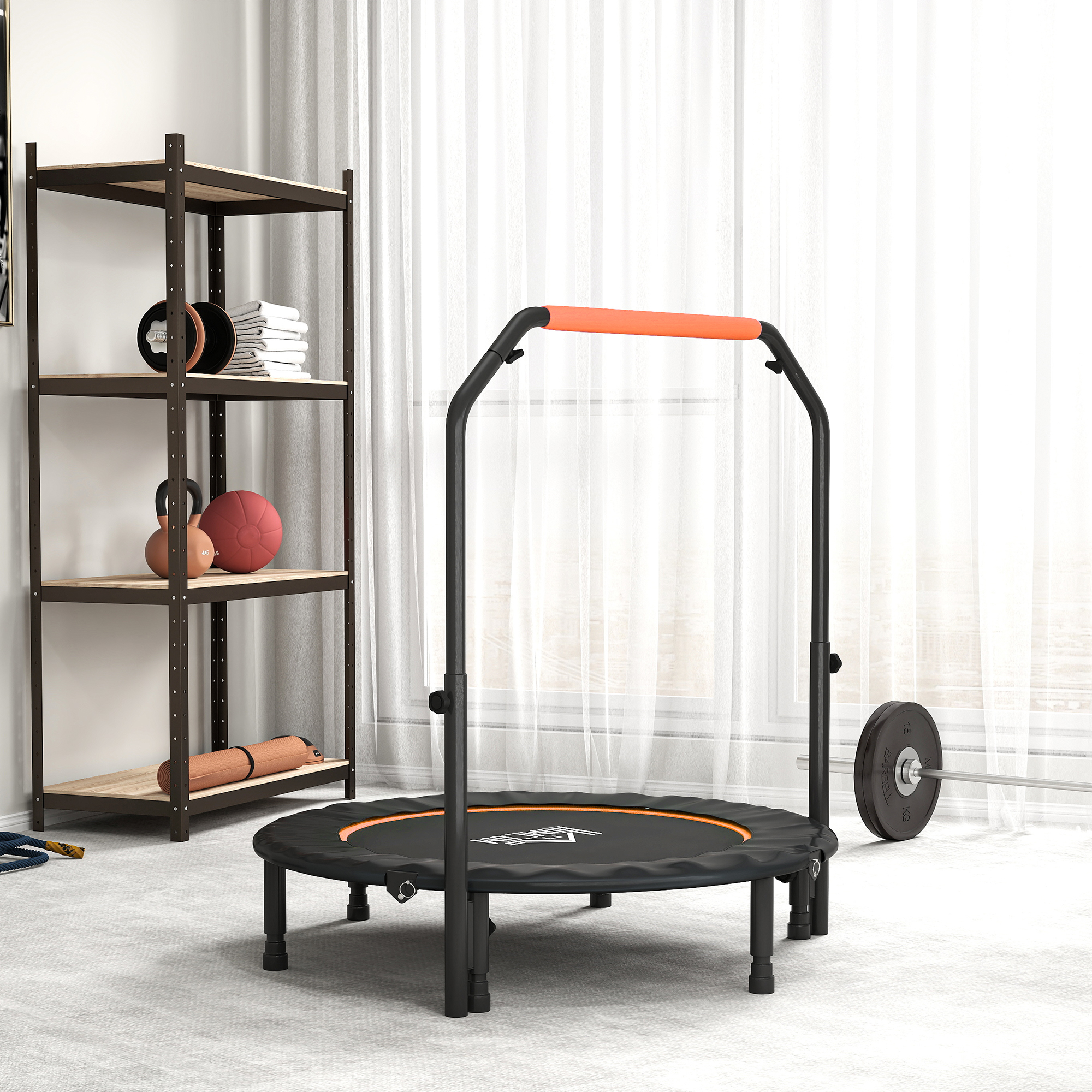 Un piccolo trampolino fitness nero con manubrio si trova in una stanza con scaffale e pesi sullo sfondo.