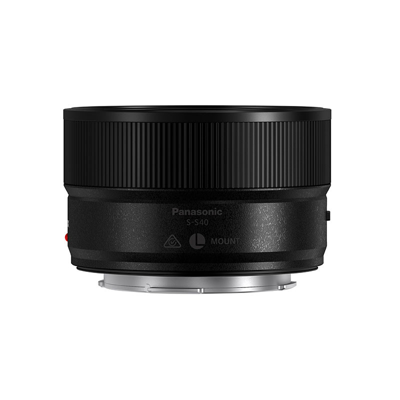 Czarny obiektyw aparatu Panasonic S-S40 z mocowaniem L na białym tle.