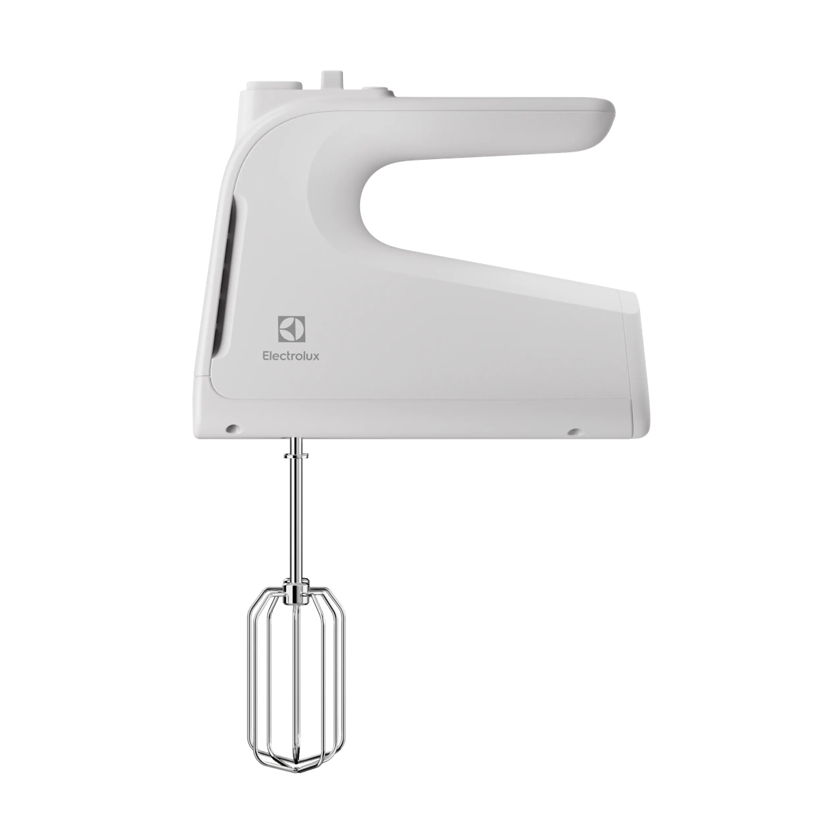 Ein weißer Electrolux Handmixer mit einem verchromten Rührbesen vor schwarzem Hintergrund.