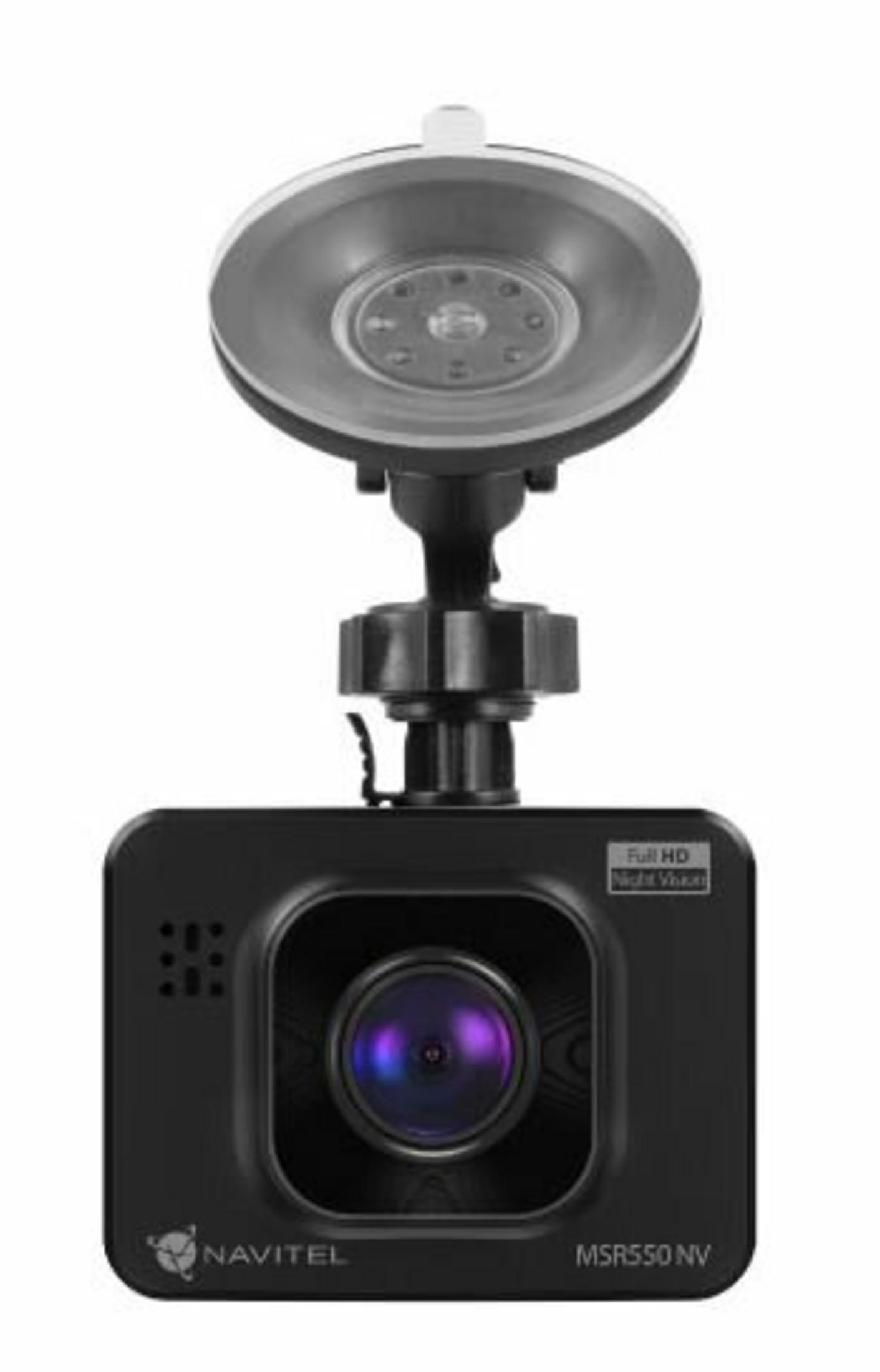 Eine schwarze Navitel Dashcam mit Saugnapfhalterung vor weißem Hintergrund.