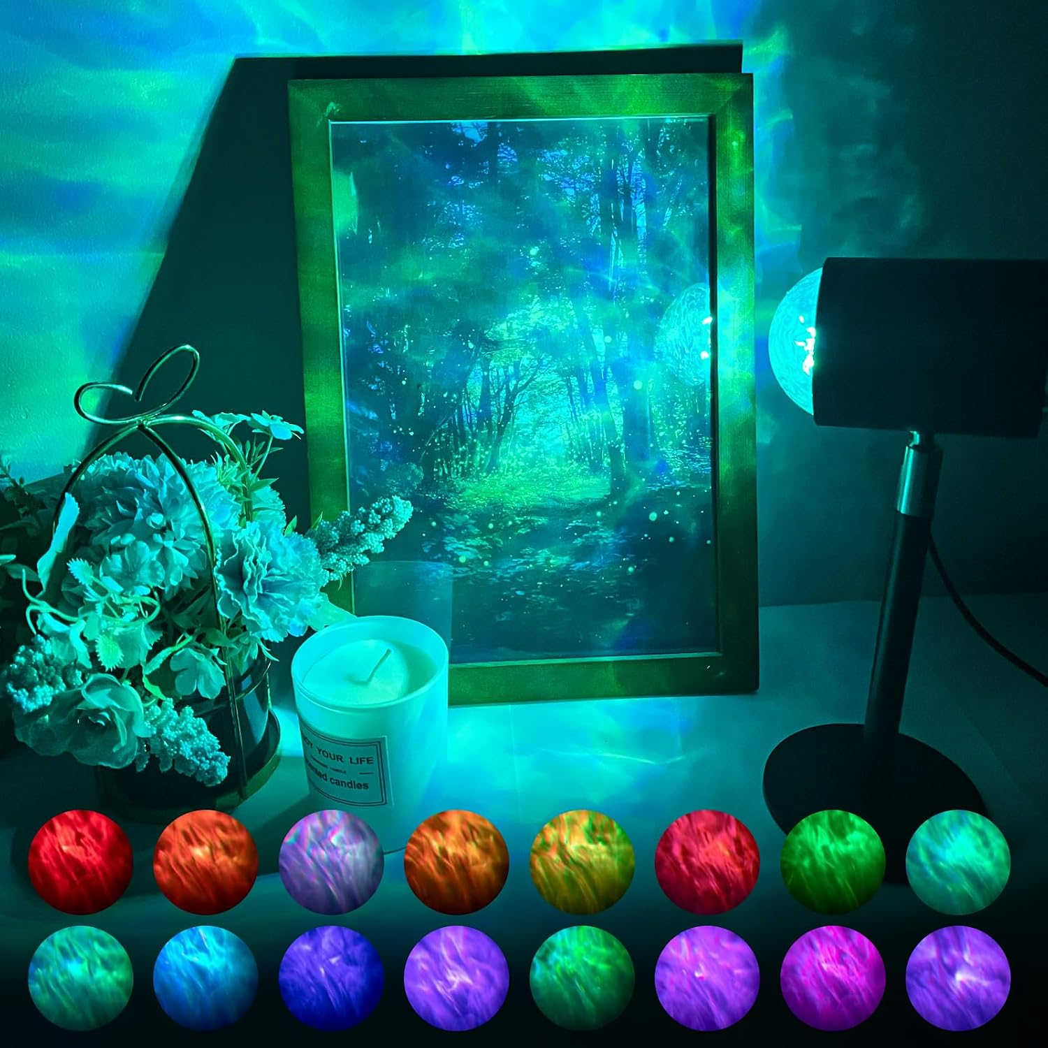 Ein gerahmtes Wald-Bild, beleuchtet von einer Lampe mit bunten Lichtoptionen und umgeben von Blumen und einer Kerze.