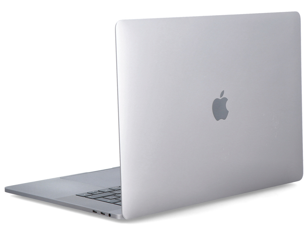 Srebrny laptop Apple z logo jabłka z tyłu, na białym tle.