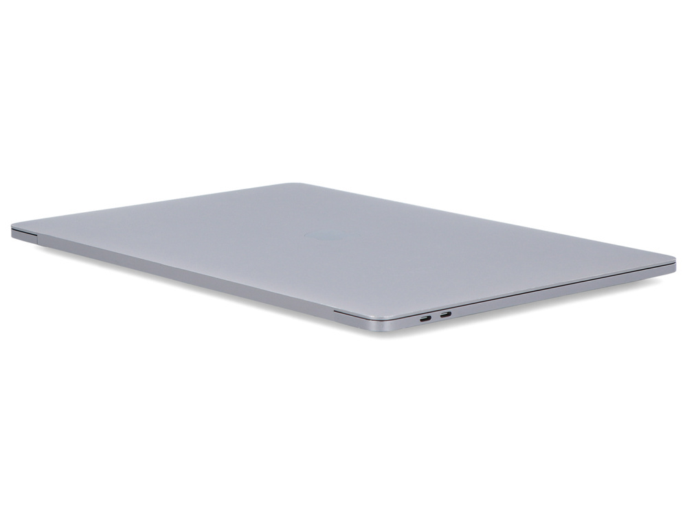 Zamknięty srebrny laptop na białym tle, widziany z kąta bocznego z widocznymi portami.