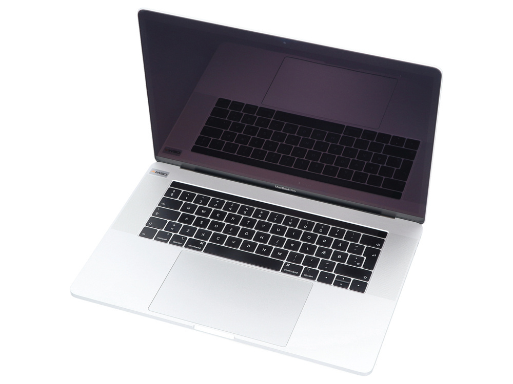 Srebrny laptop z czarną klawiaturą stoi na białej powierzchni na jasnym tle.