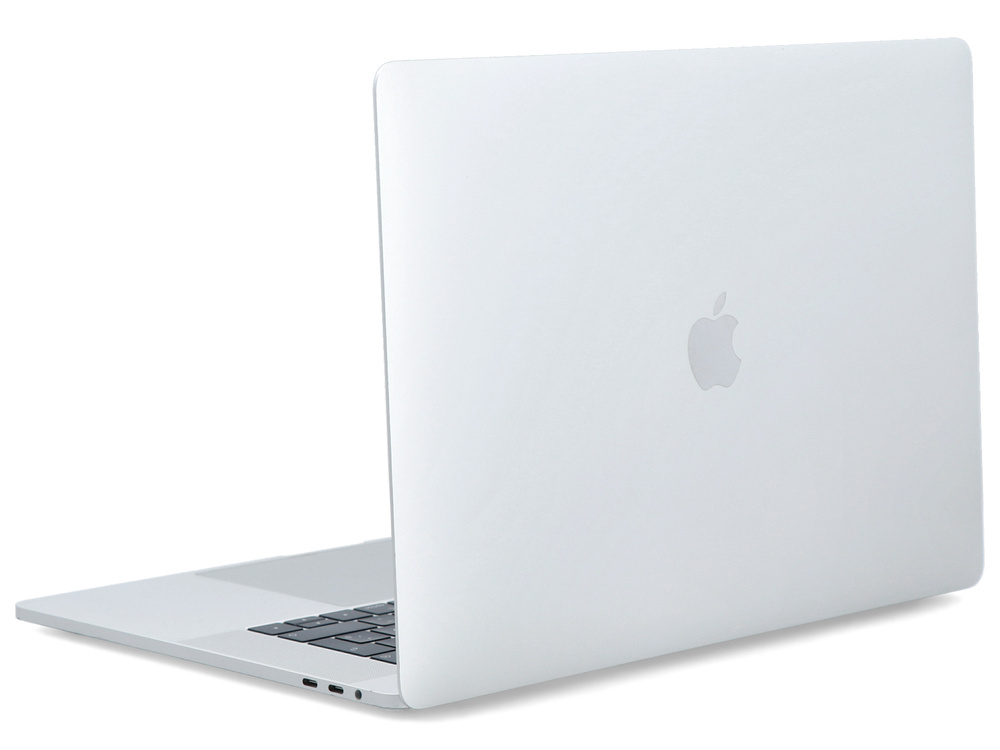 Srebrny laptop w ujęciu trzy czwarte z zamkniętym tyłem ekranu i widocznym logo Apple na białym tle.