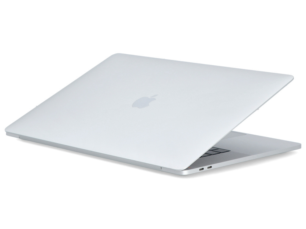 Srebrny laptop jest uchylony na białym tle, widoczne jest logo Apple.