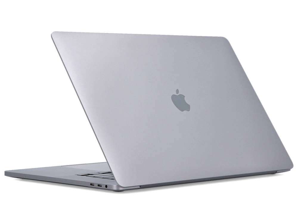 Srebrny laptop z logo Apple na pokrywie, widoczny od tyłu z prawej strony na białym tle.