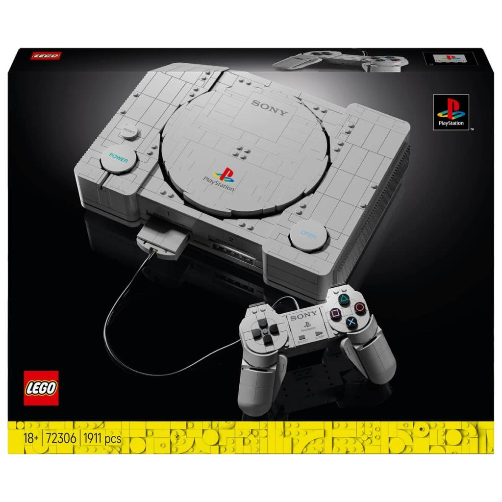 Siyah arka plan üzerinde gri, inşa edilebilir bir PlayStation 1 konsolu ve kontrolcüsü olan Lego set kutusu.