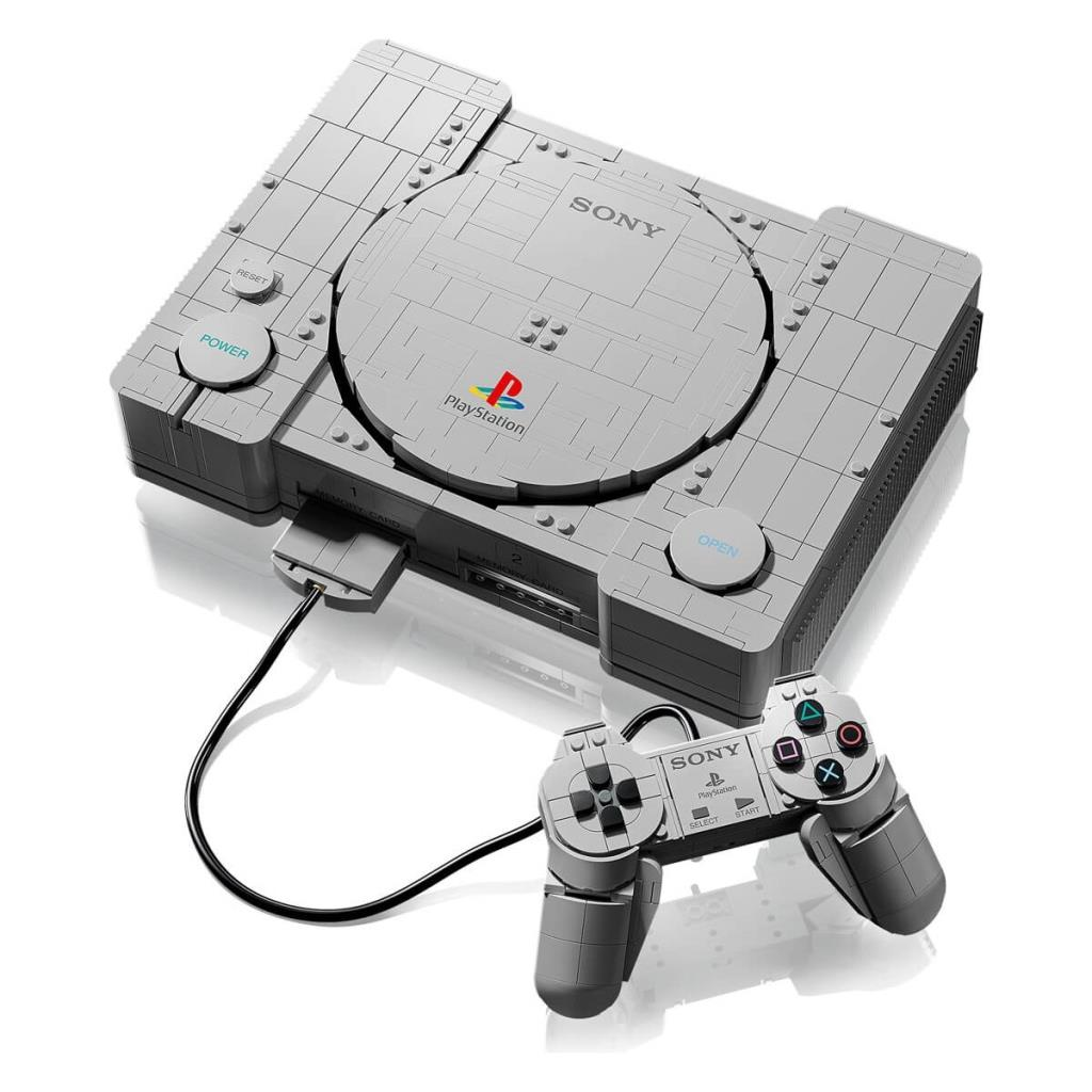 Yapı bloklarından yapılmış gri renkli bir PlayStation konsolu ve kontrolcüsü.