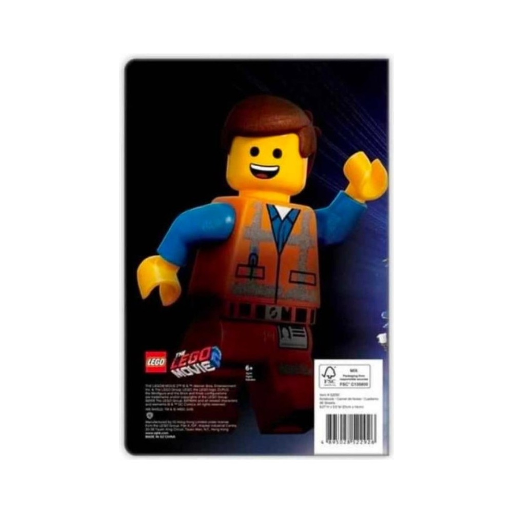 Lego Filmi logosu bulunan koyu renkli kitap kapağında Emmet figürü.