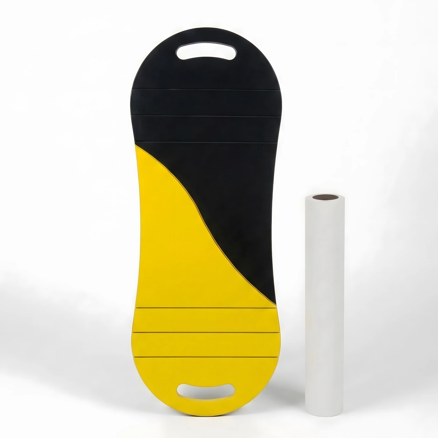 Tutacaklı siyah ve sarı uzun plastik levha, beyaz arka planda beyaz bir rulonun yanında duruyor.