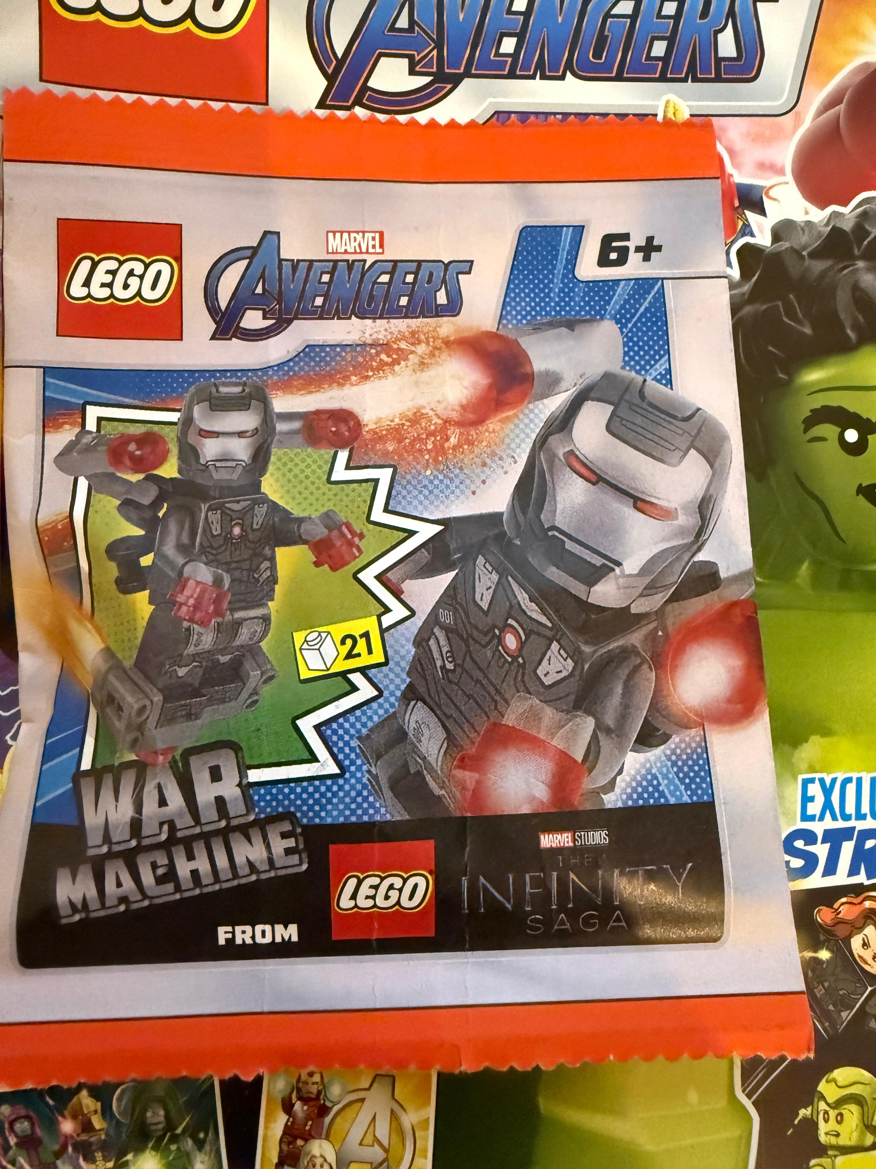 Figür ve aksiyon sahneleri içeren Lego Avengers War Machine poşeti.