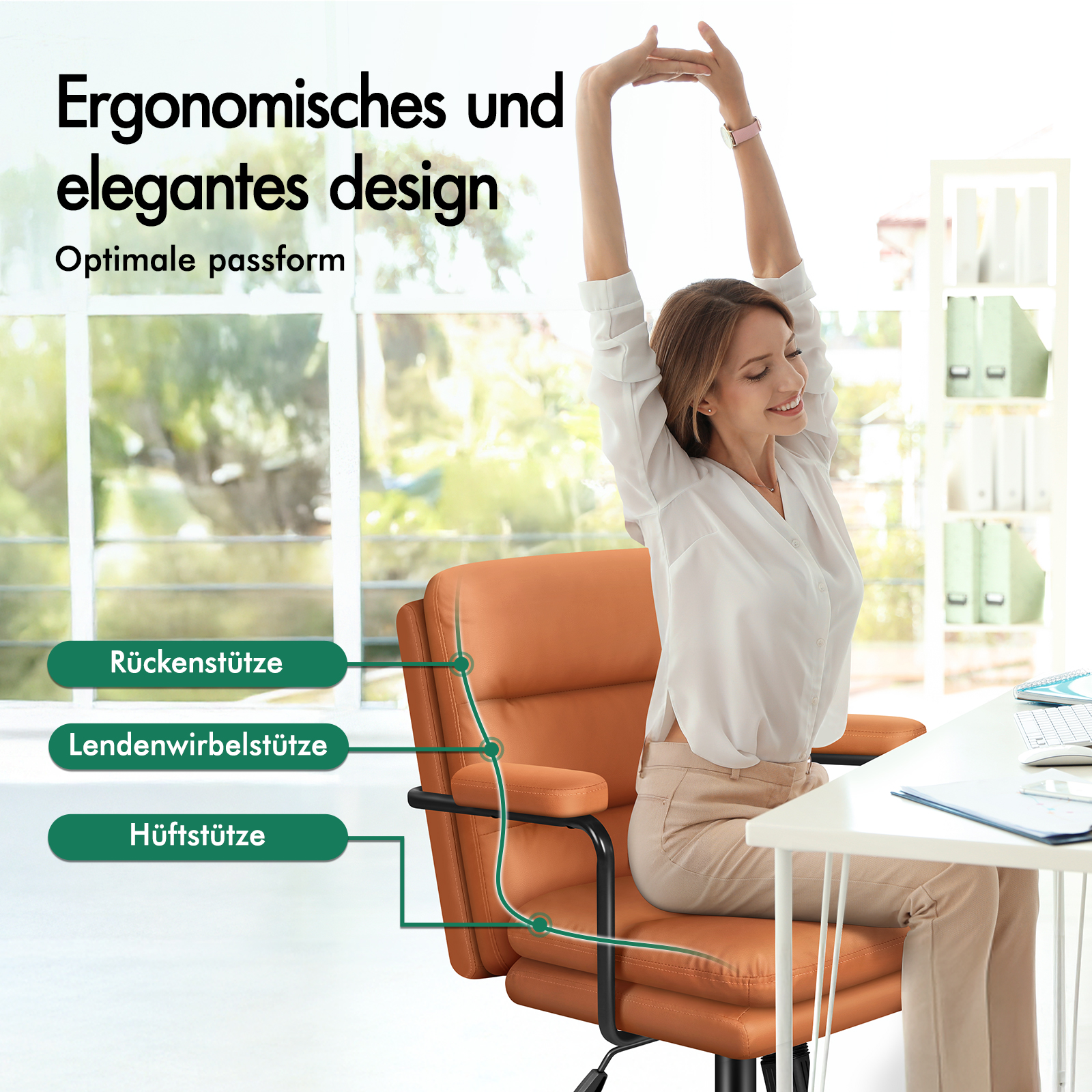 Eine Frau streckt sich glücklich auf einem ergonomischen braunen Buerostuhl vor einem hellen Fenster.