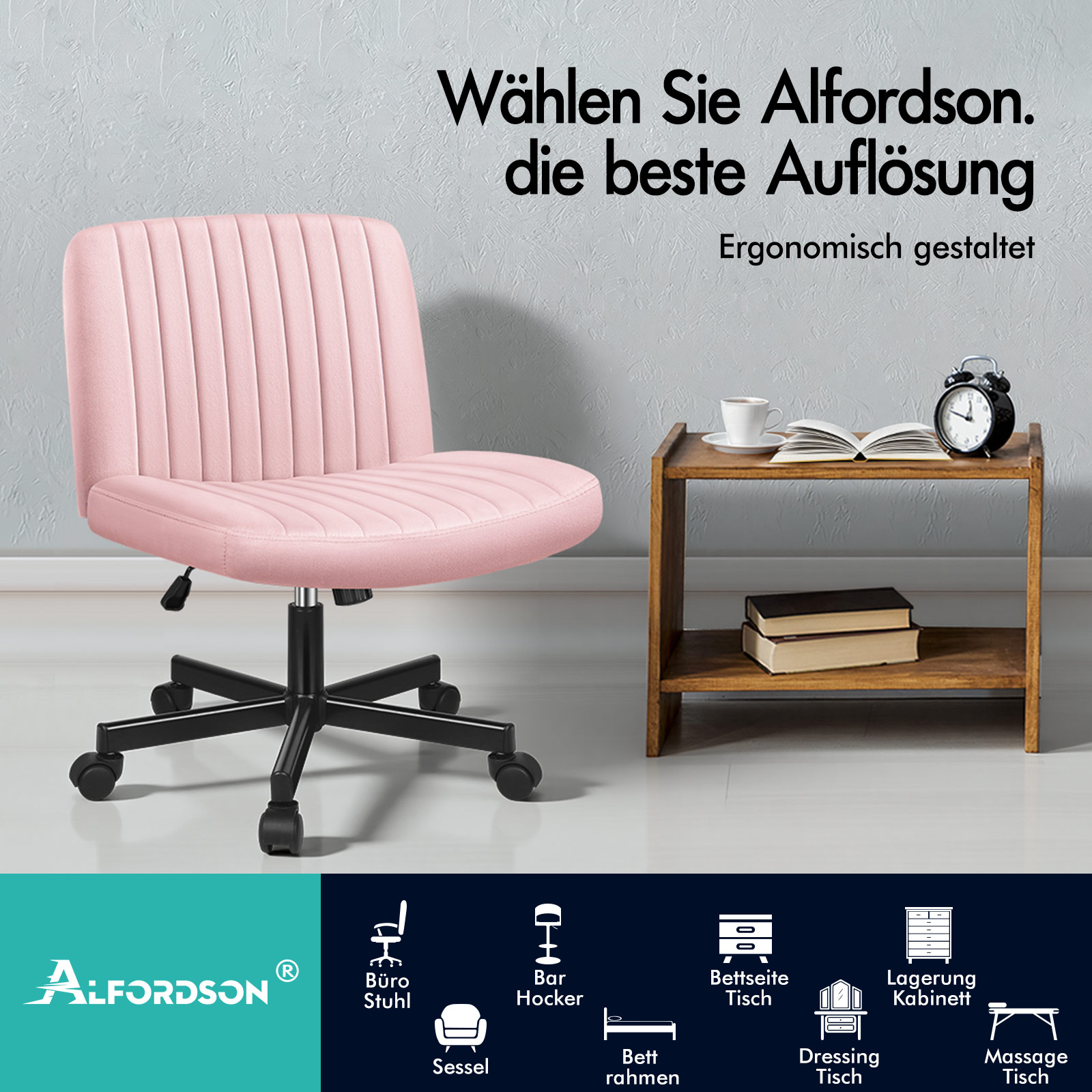 Ein rosafarbener ergonomischer Bürostuhl steht vor einer grauen Wand neben einem Holztisch mit Uhr und Büchern.