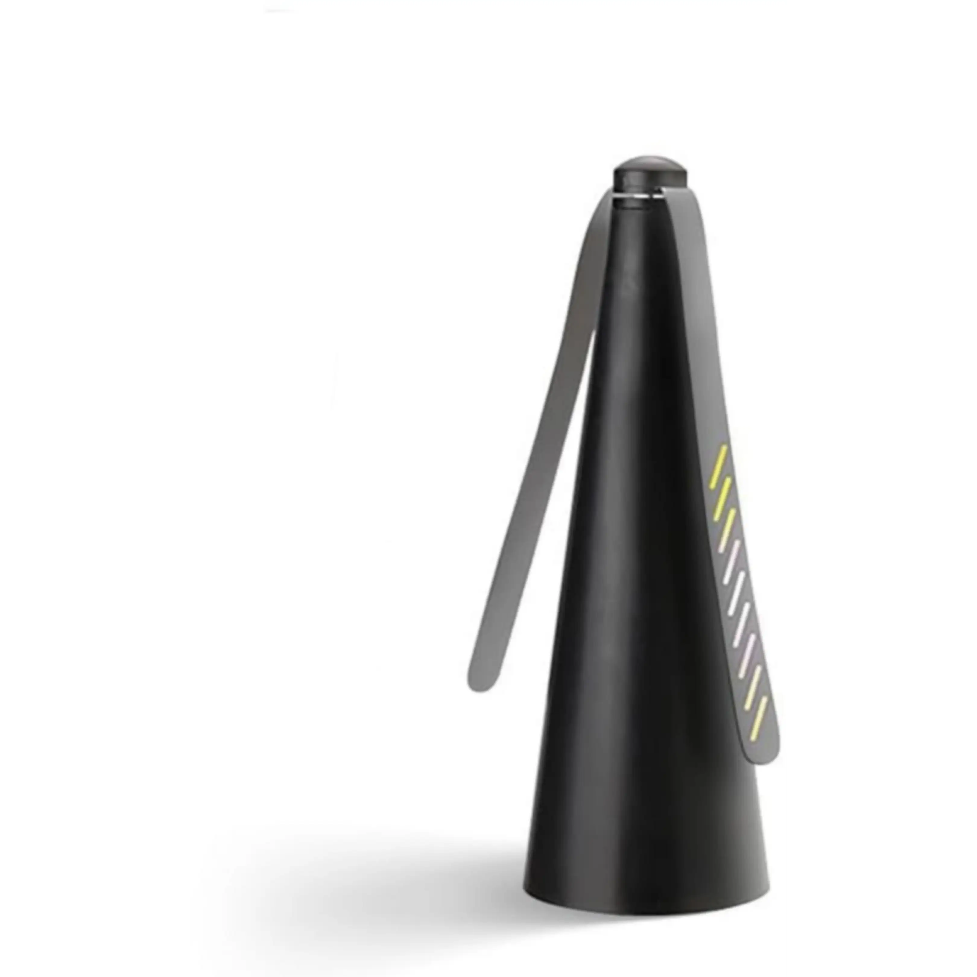 Ein schwarzer, kegelförmiger Tischventilator mit zwei langen, grauen Flügeln auf weißem Hintergrund.