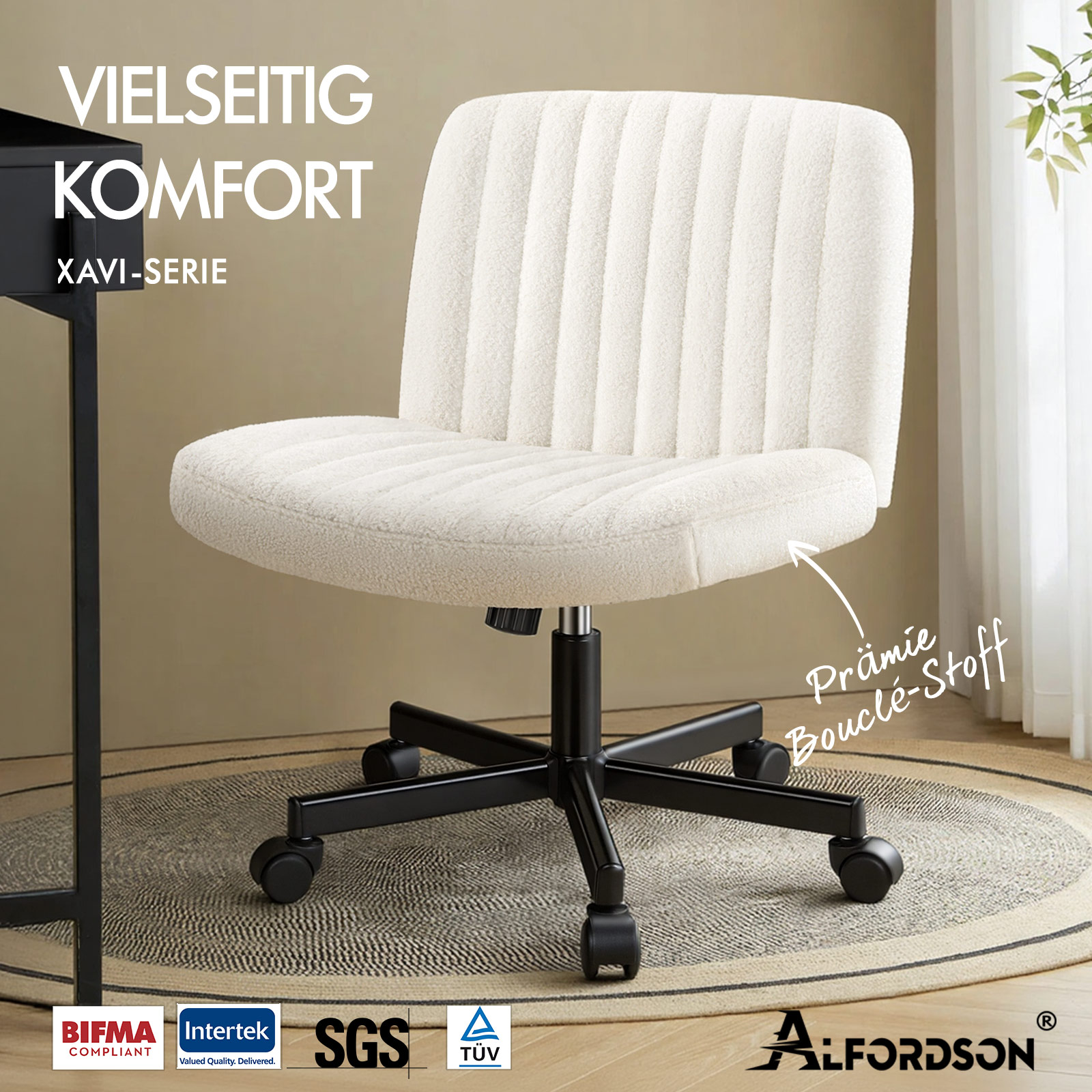 Weißer Bouclé-Bürostuhl mit schwarzem Metallgestell und Rollen auf rundem Teppich.