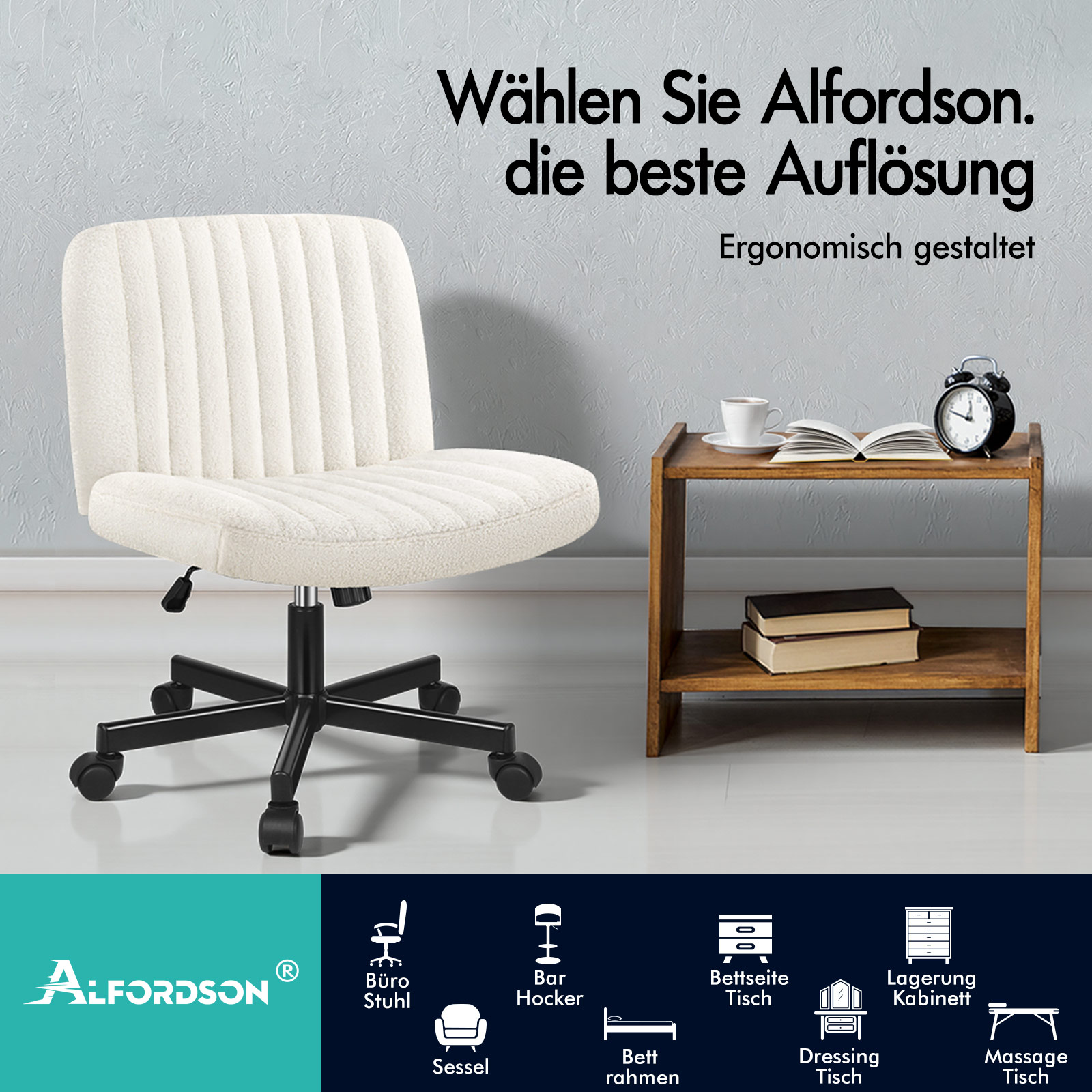 Beiger Bürostuhl mit schwarzem Gestell neben einem Holztisch mit Uhr, Buch und Tasse.