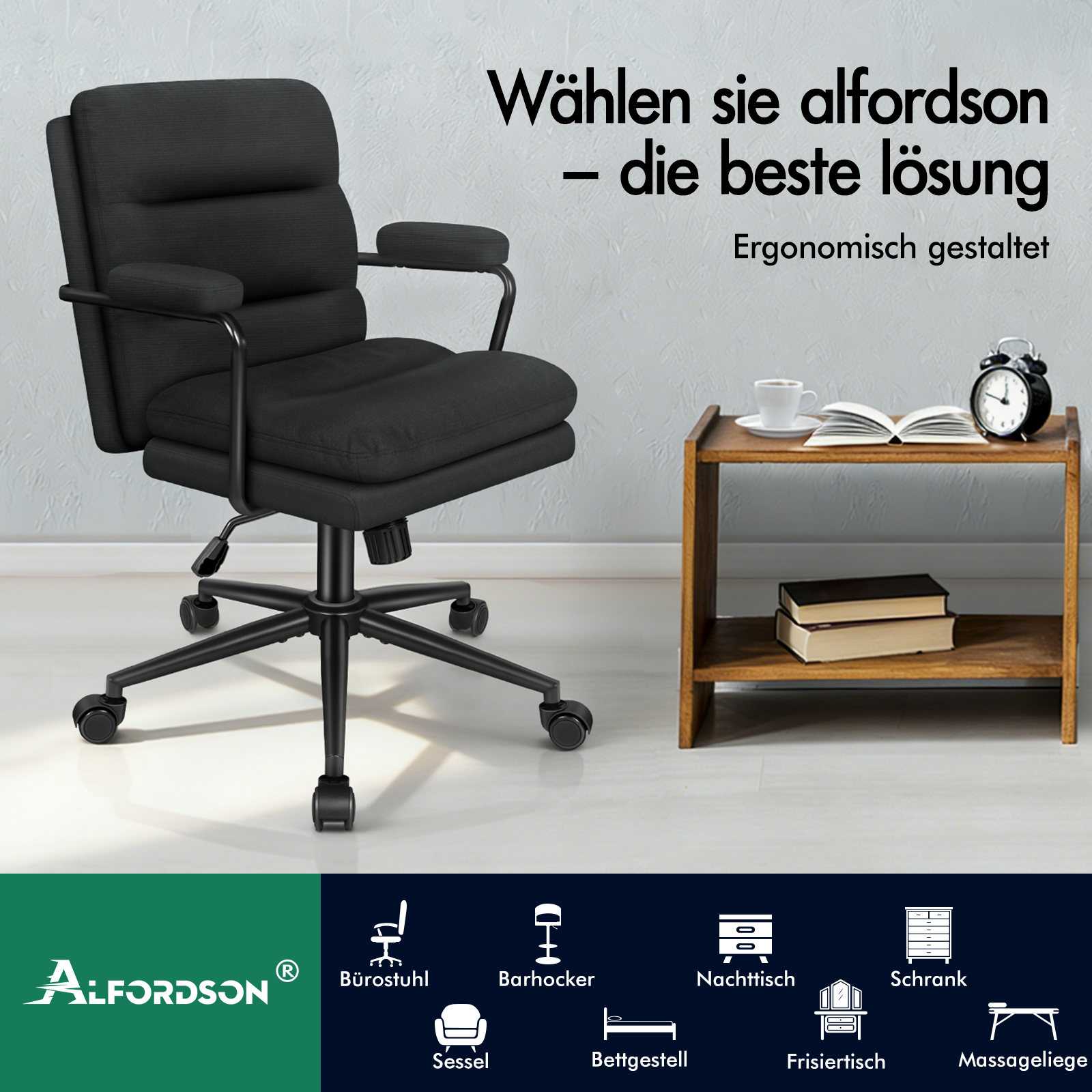 Ein schwarzer ergonomischer Bürostuhl steht vor einer hellen Wand neben einem Holztisch mit Büchern.