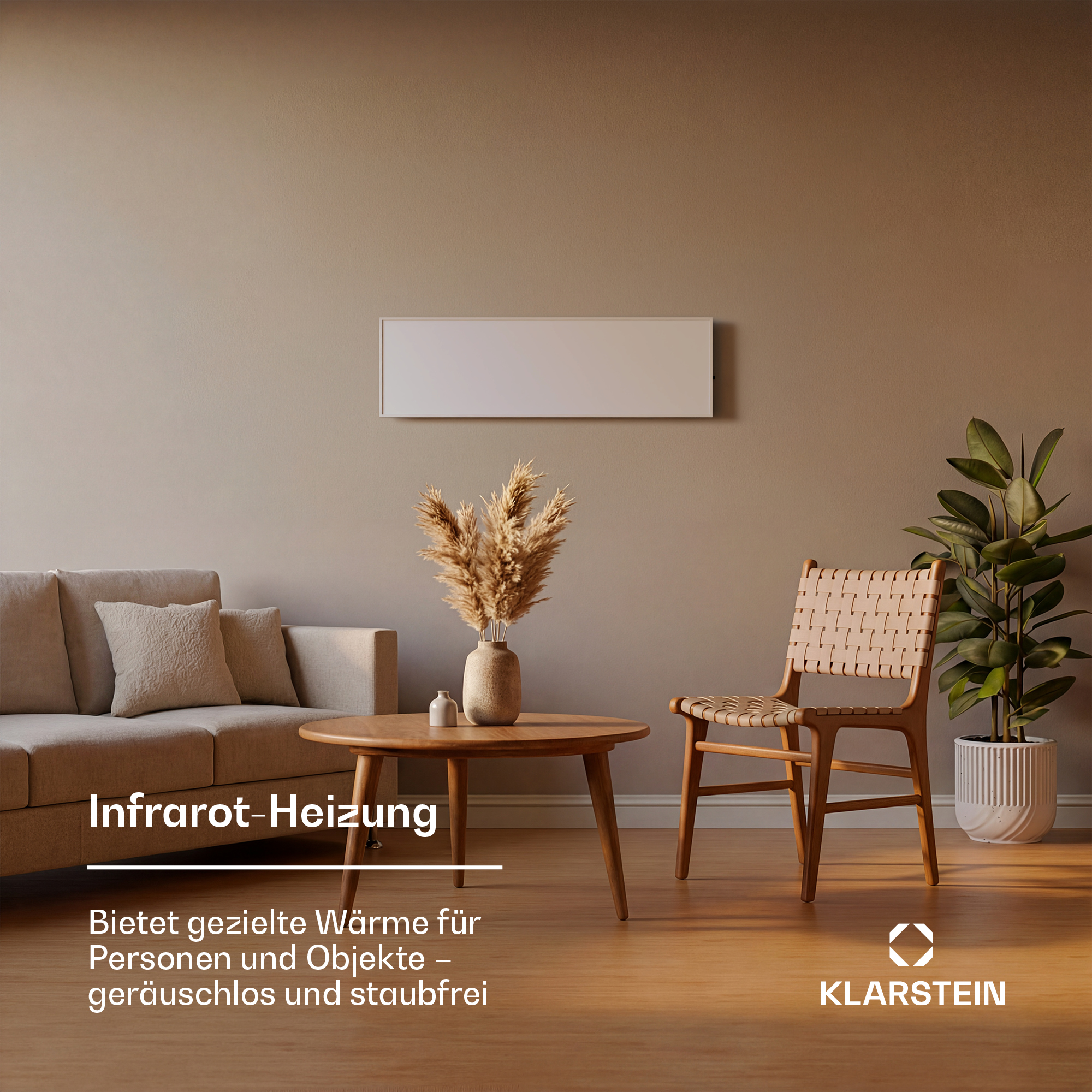 Un salón beige con sofá, mesa de centro, silla tejida, planta en maceta y calefactor infrarrojo en la pared.