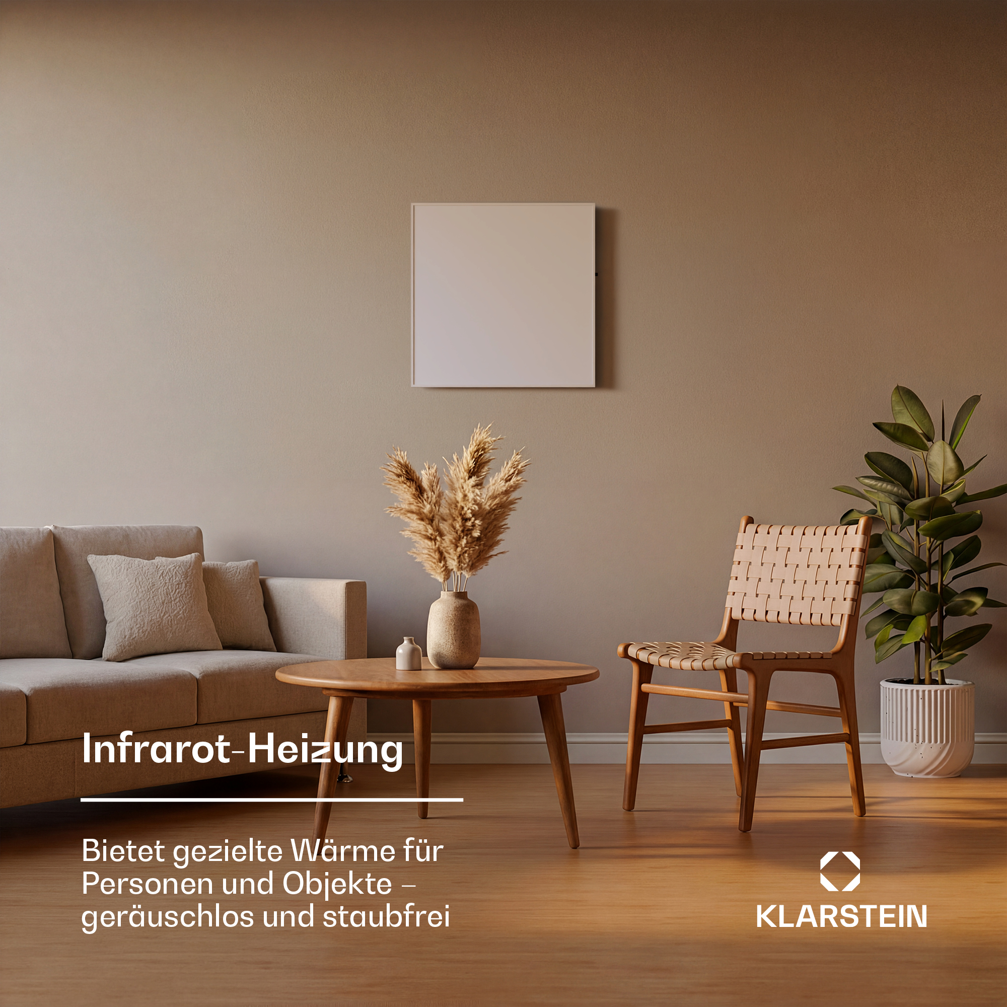 Sala con sofá beige, mesa de madera con hierba de la pampa, silla de madera y planta contra pared beige.