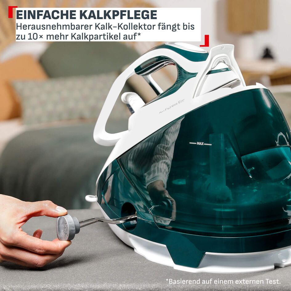 Ein Hand hält einen Kalk-Kollektor, der aus einer grün-weißen Dampfbügelstation herausgezogen wird.