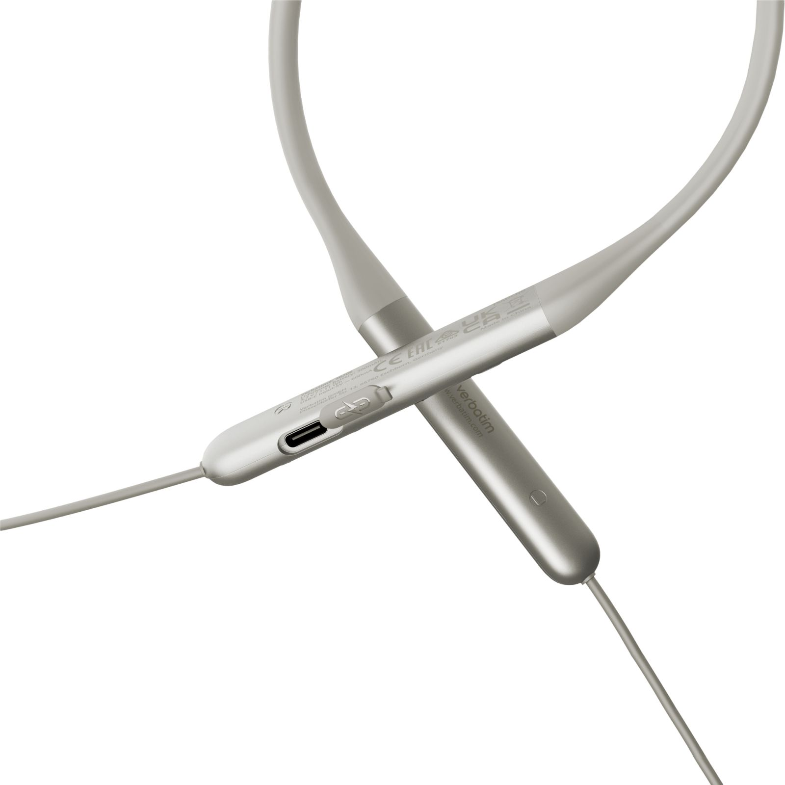 Primer plano de auriculares inalámbricos beige con banda para el cuello, puerto USB-C y logotipo de Verbatim.