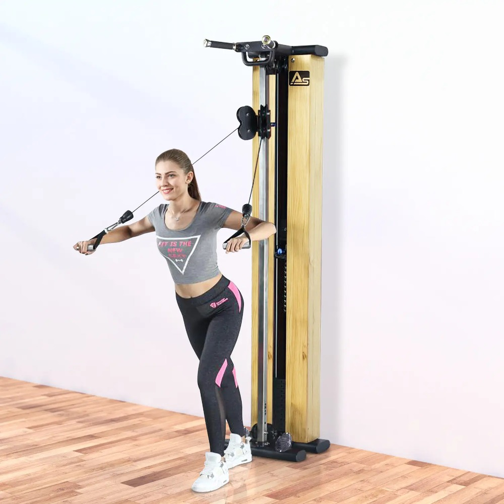Eine Frau in Sportkleidung trainiert an einer Holzkabelzugmaschine in einem Raum mit Holzboden.
