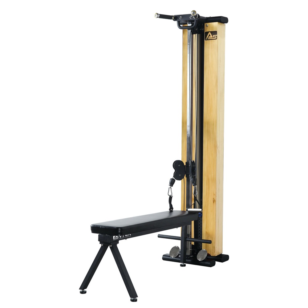 Holzfarbene Fitness-Kraftstation mit schwarzer Bank auf weißem Hintergrund.