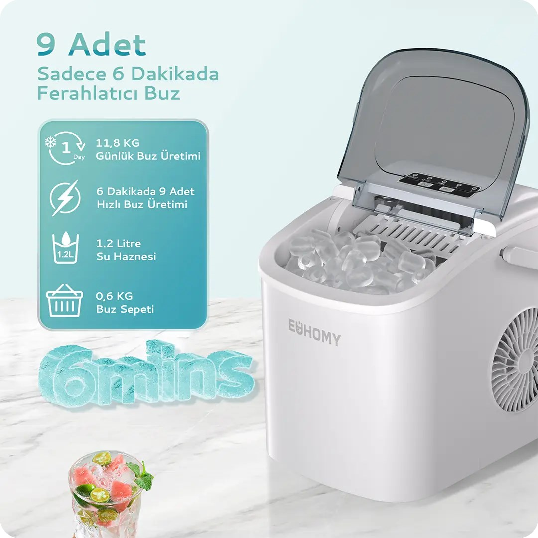 Ein weißer tragbarer Eiserzeuger mit geöffnetem Deckel, Eiskübeln, Produktdaten links und einem Getränk unten.