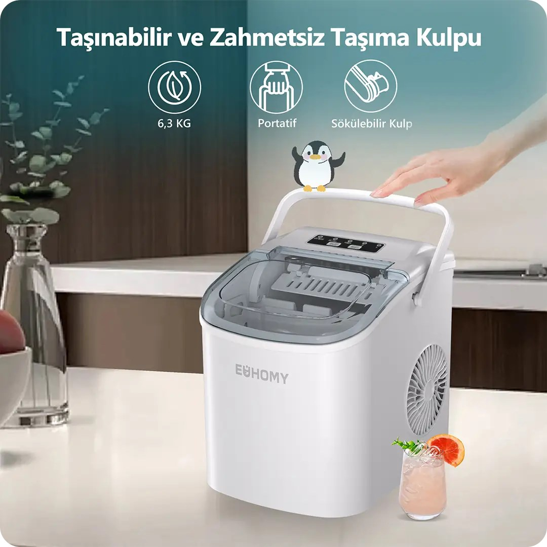 Eine weiße Eismaschine mit Griff steht auf einer Theke, mit einer Pflanze links und einem Getränk rechts.