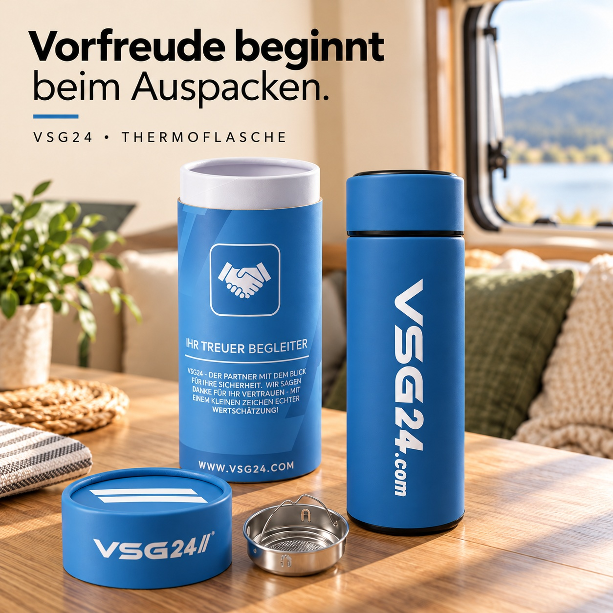 Blaue Thermoflasche mit Verpackung, Filter und Text auf einem Holztisch.