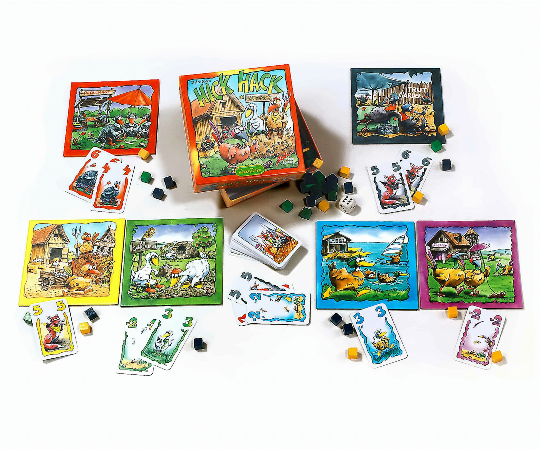 Spiel 'Hick Hack im Gockelgesack' mit bunten Karten, Plättchen, Holzwürfeln und einer Schachtel.
