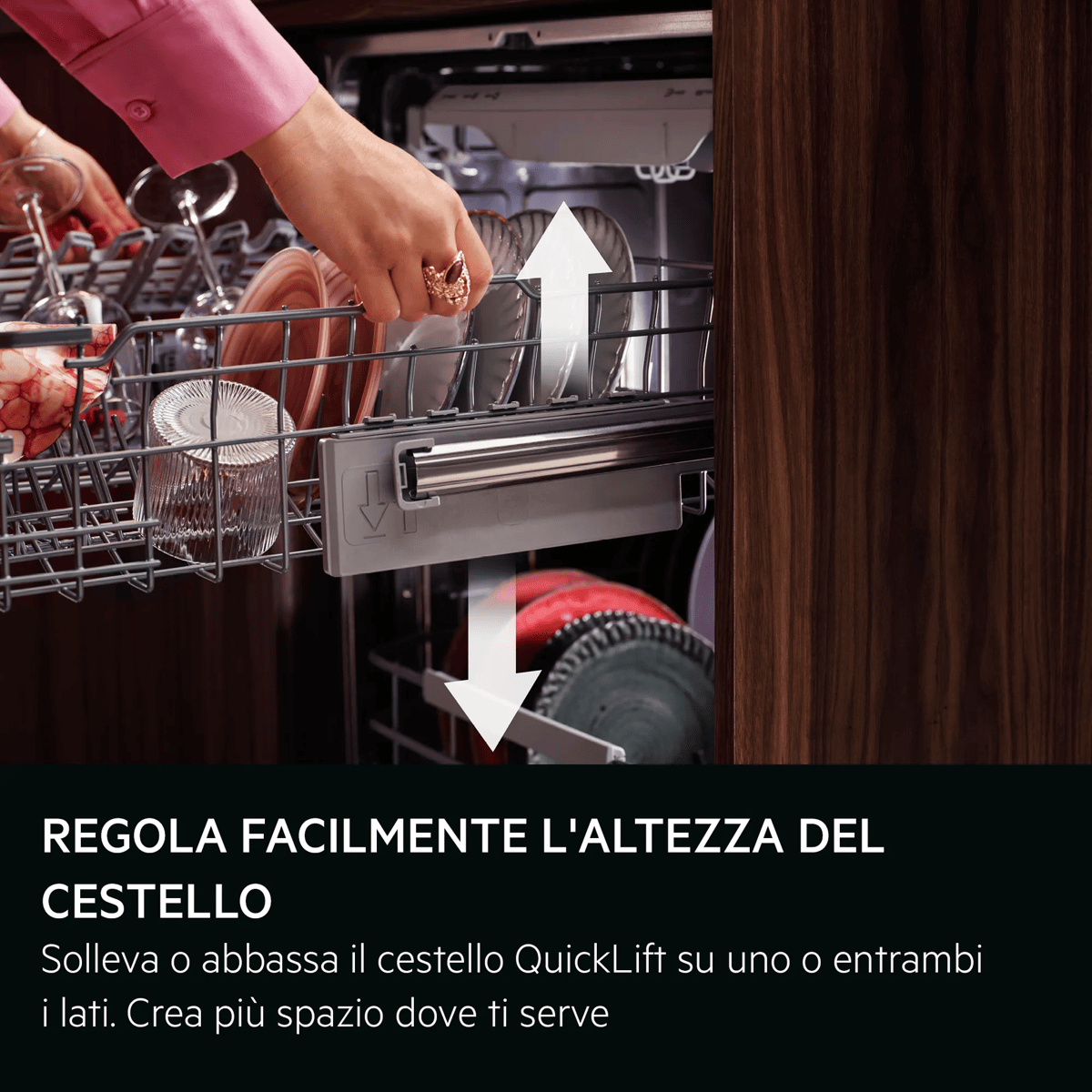 Una mano ajusta la altura de la cesta del lavavajillas con flechas blancas.