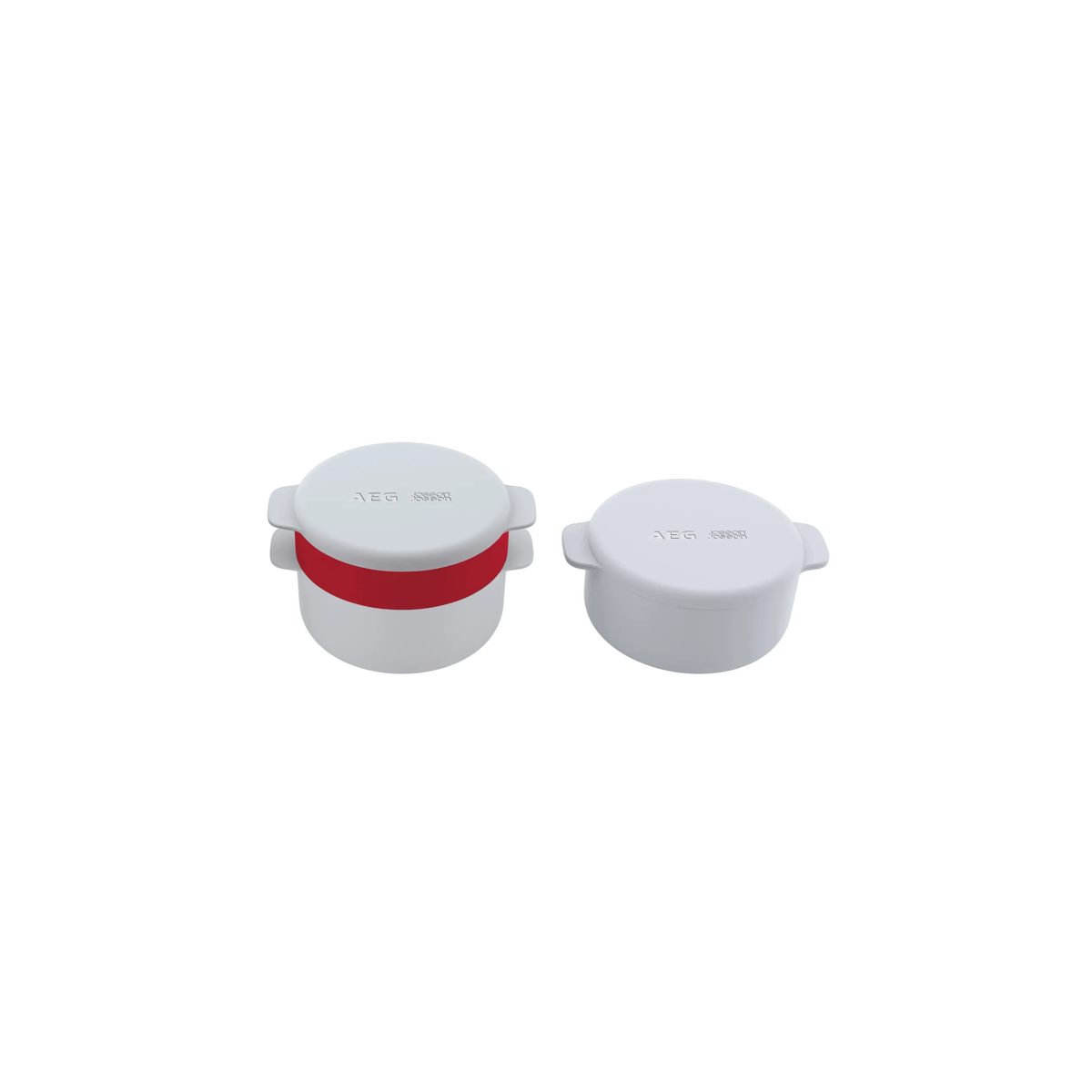 Due piccoli contenitori da cucina bianchi con manici, uno con fascia rossa, su fondo bianco.