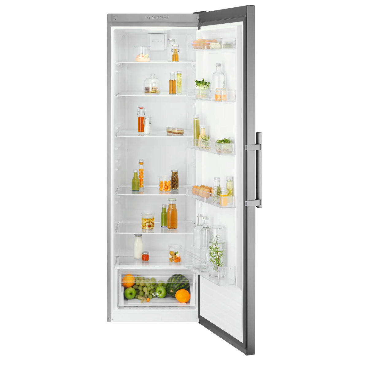 Un refrigerador blanco abierto con estantes de vidrio lleno de botellas, frascos y fruta fresca en el cajón inferior.