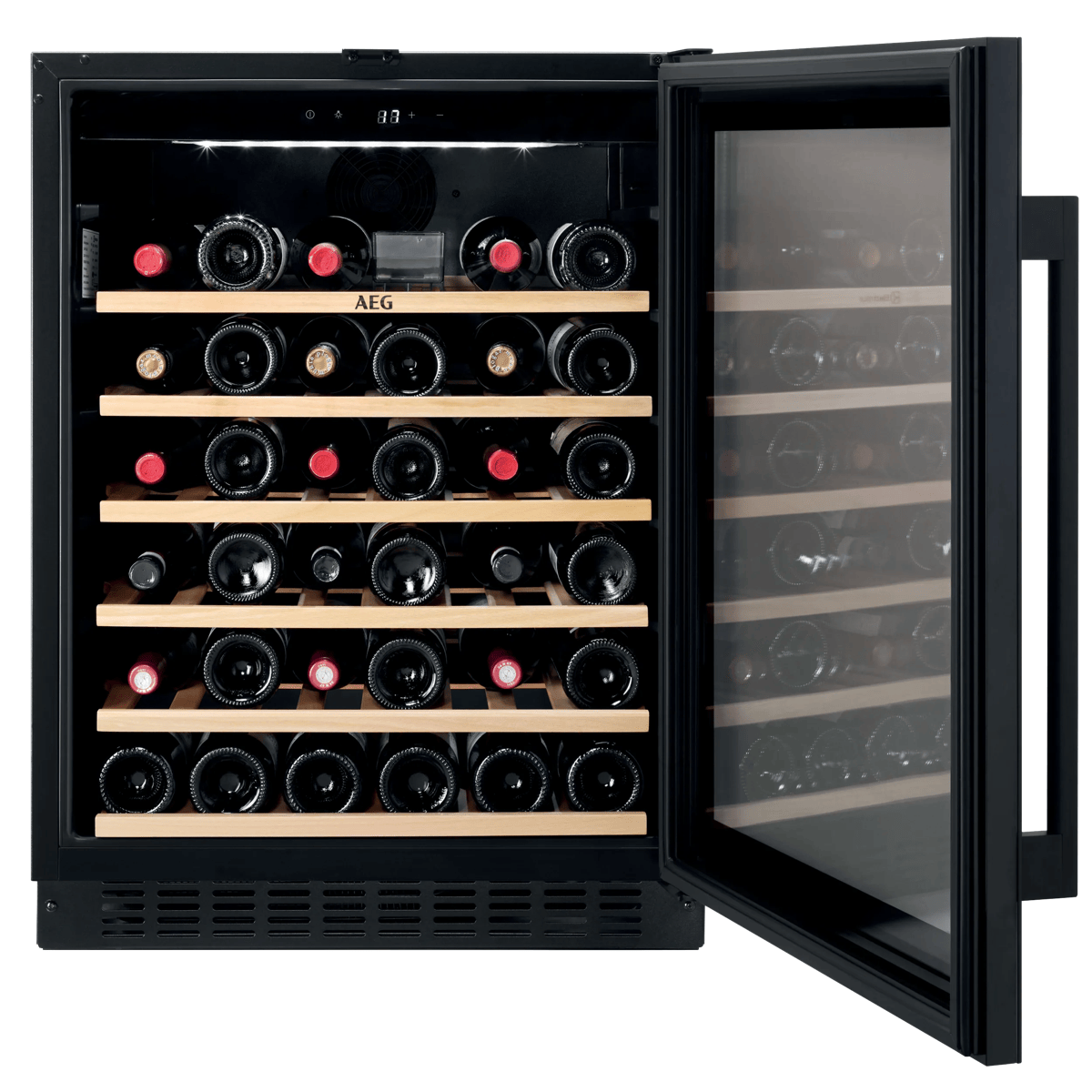Una cantinetta per vini AEG nera con porta in vetro e ripiani in legno è piena di bottiglie.