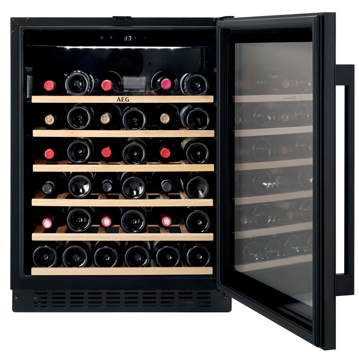 Cantinetta per vini AEG nera aperta piena di bottiglie su ripiani in legno.