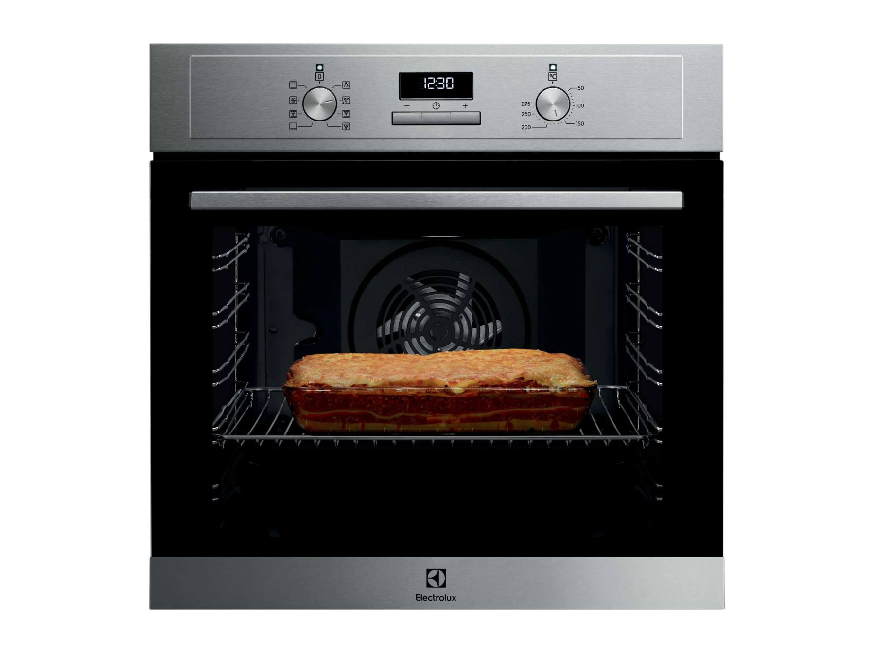 Un horno empotrable Electrolux plateado con puerta de vidrio negro muestra lasaña en una rejilla dentro de su interior iluminado.