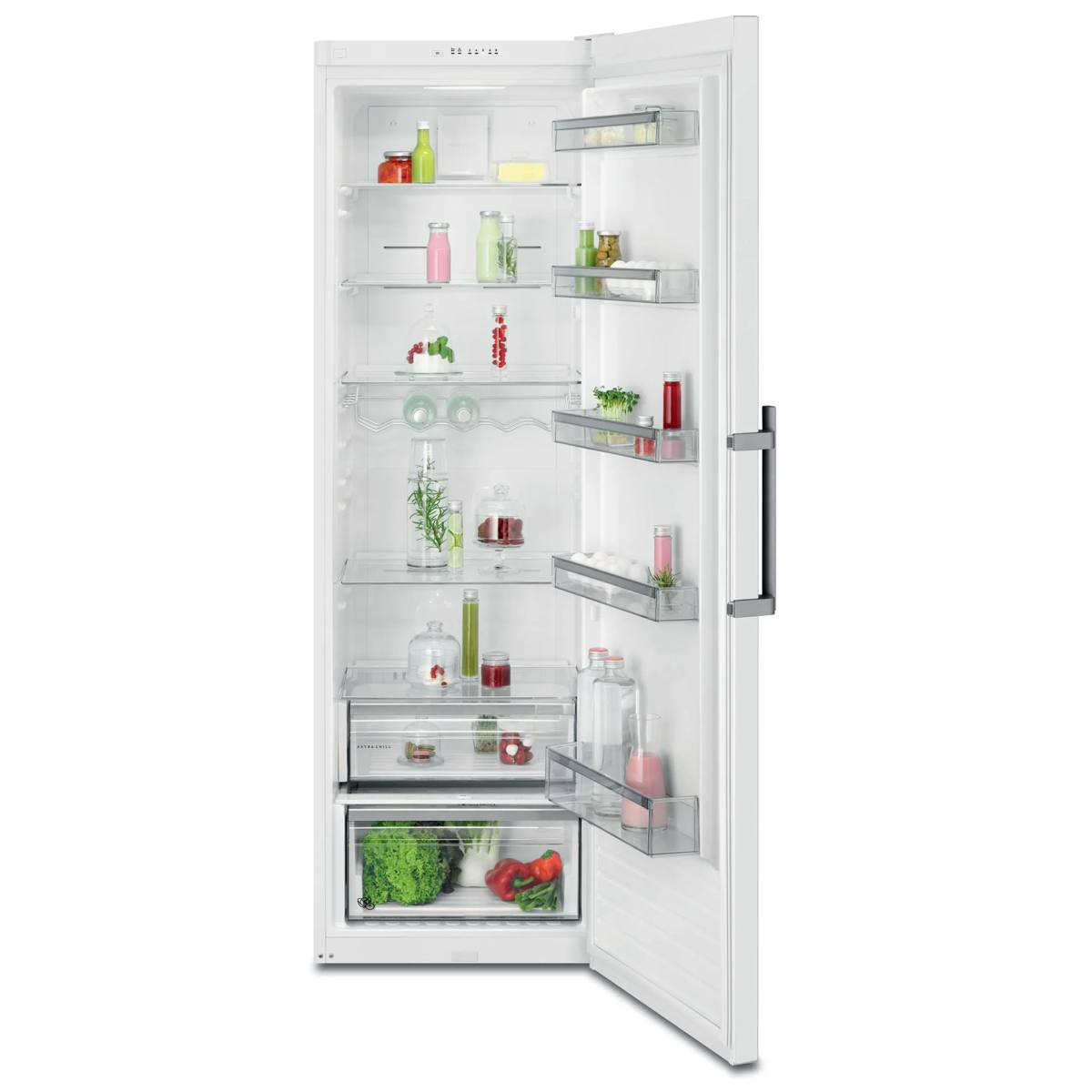 Un refrigerador blanco abierto con botellas, frascos, verduras y productos frescos en los estantes.