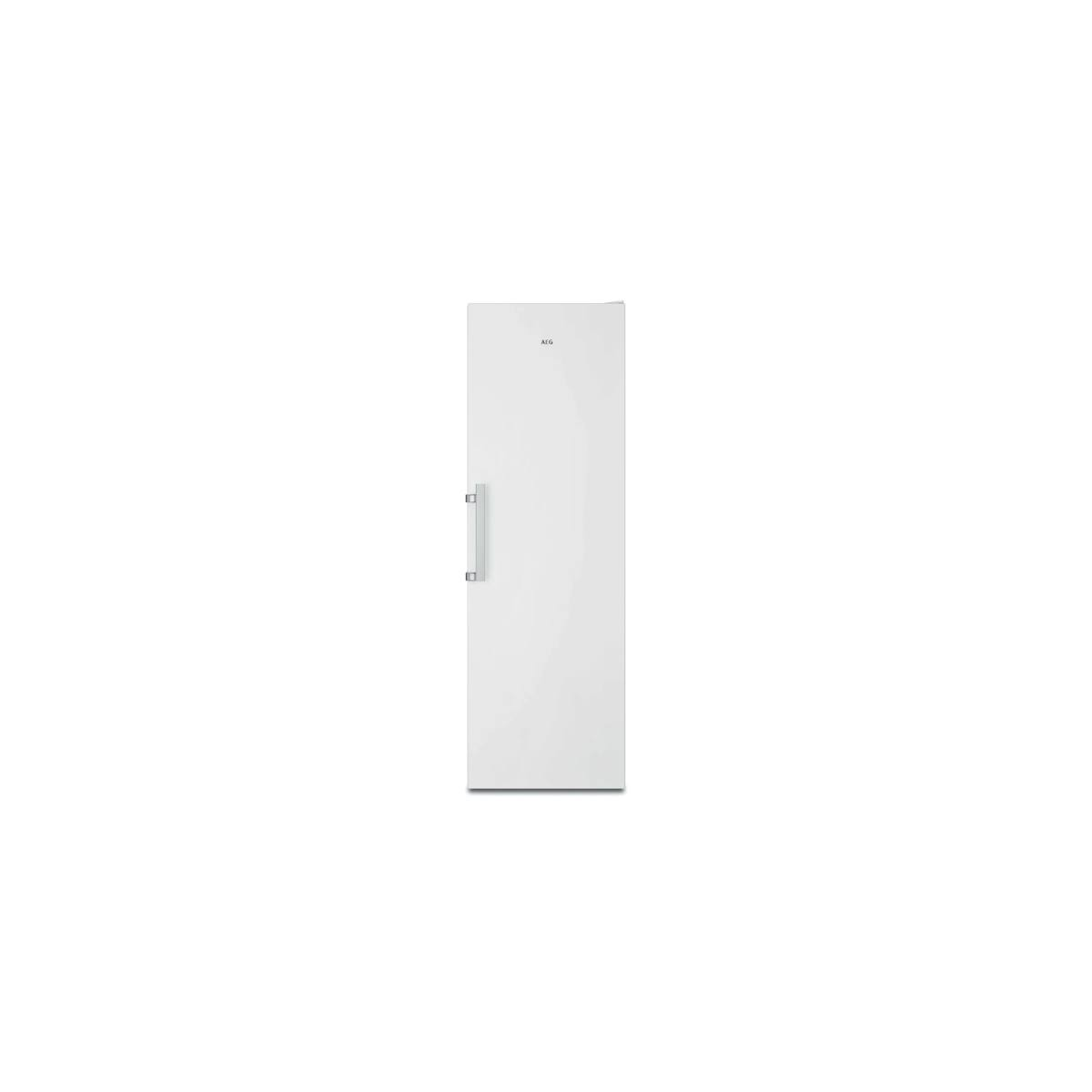 Un refrigerador AEG blanco vertical con tirador plateado sobre fondo liso.