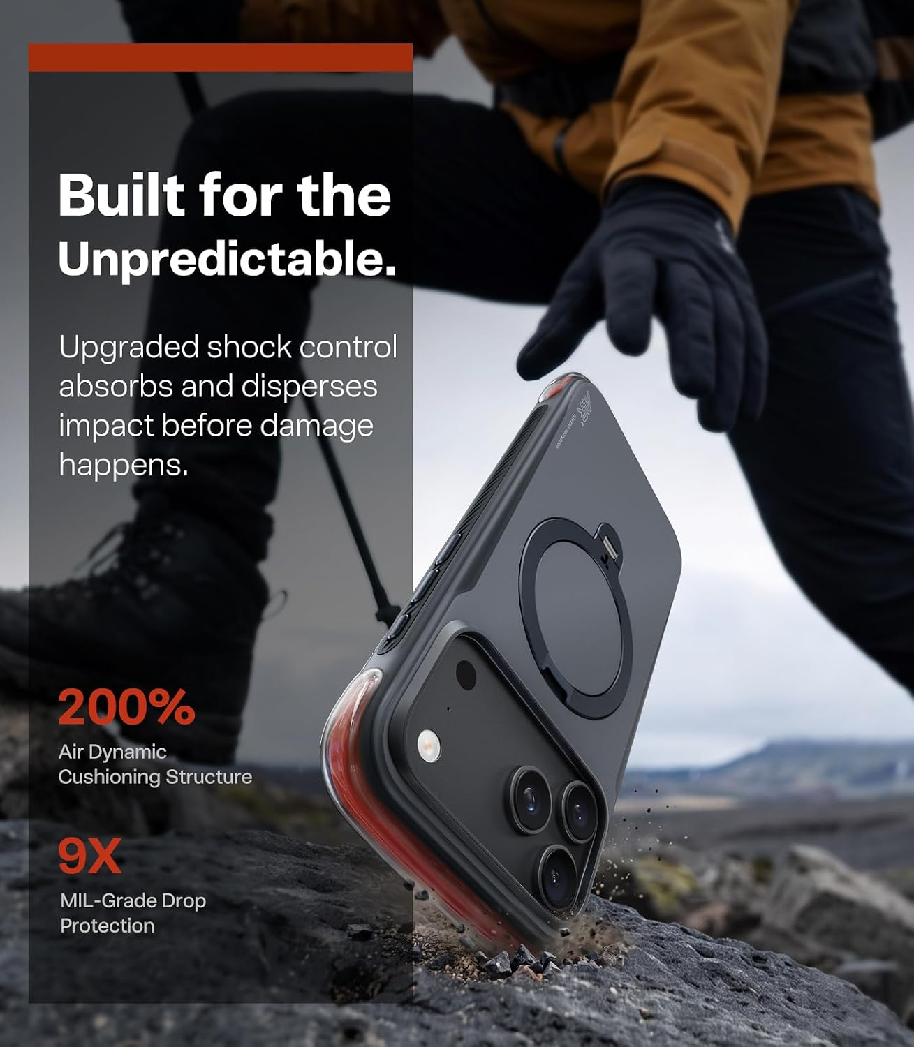 Ein Smartphone in einer robusten Schutzhülle fällt im Freien auf felsigen Boden.
