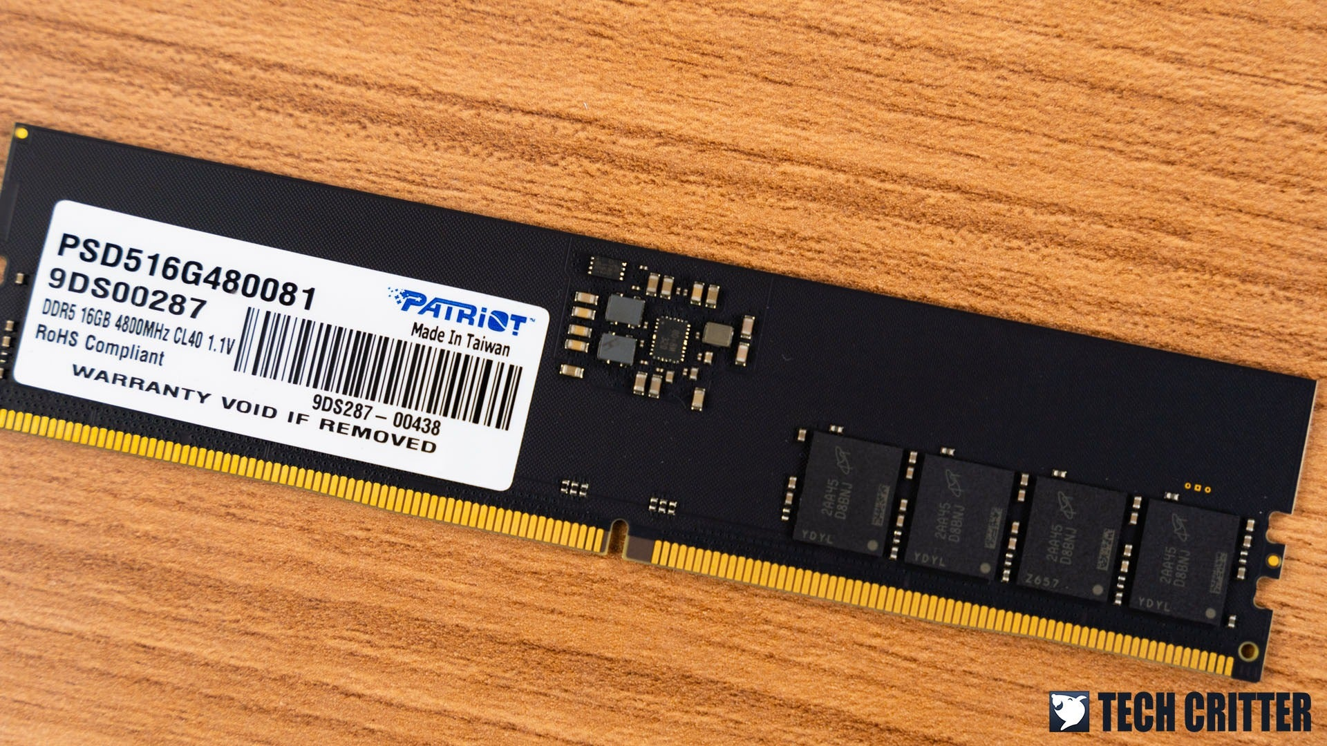 Moduł pamięci RAM Patriot DDR5 z etykietą i układami na drewnianej powierzchni.