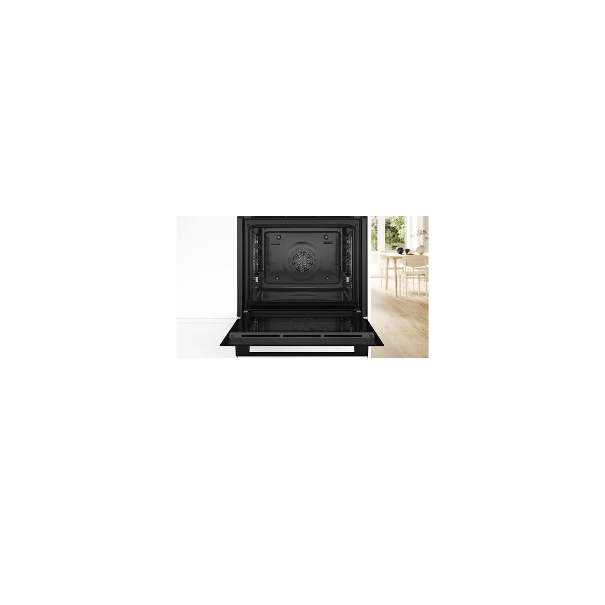 Un forno da incasso nero aperto con interno vuoto e porta aperta, con una stanza luminosa dietro.
