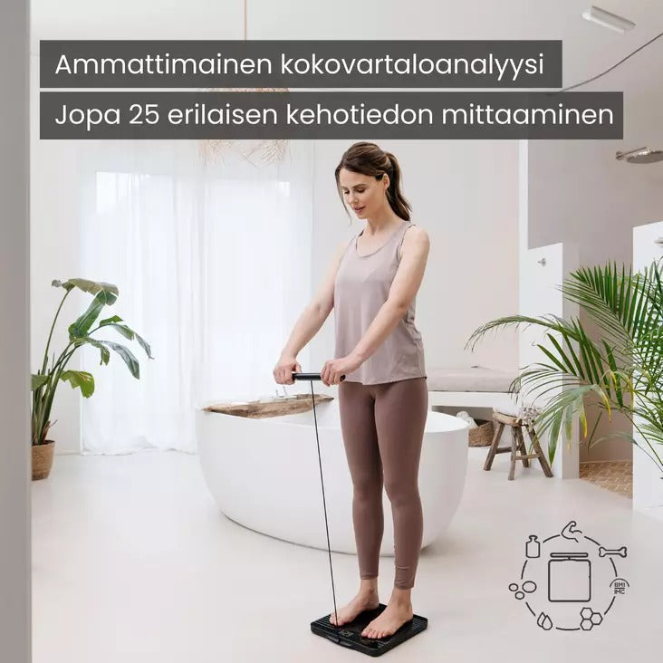Eine Frau steht in einem Badezimmer auf einer Körperanalysewaage mit Handgriffen und hält Text.