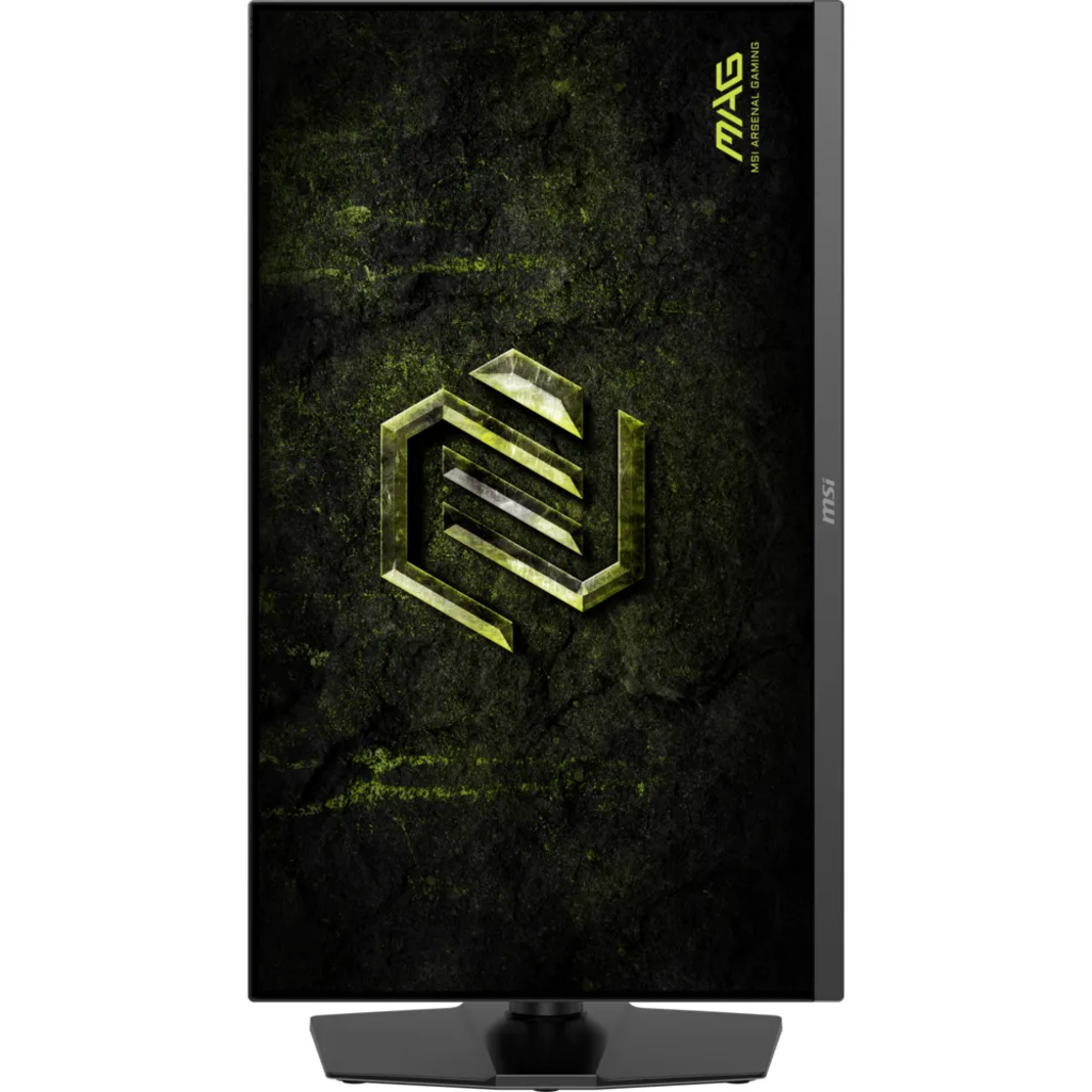Un monitor nero mostra uno sfondo astratto verde scuro e nero con un logo dorato e la scritta MAG.