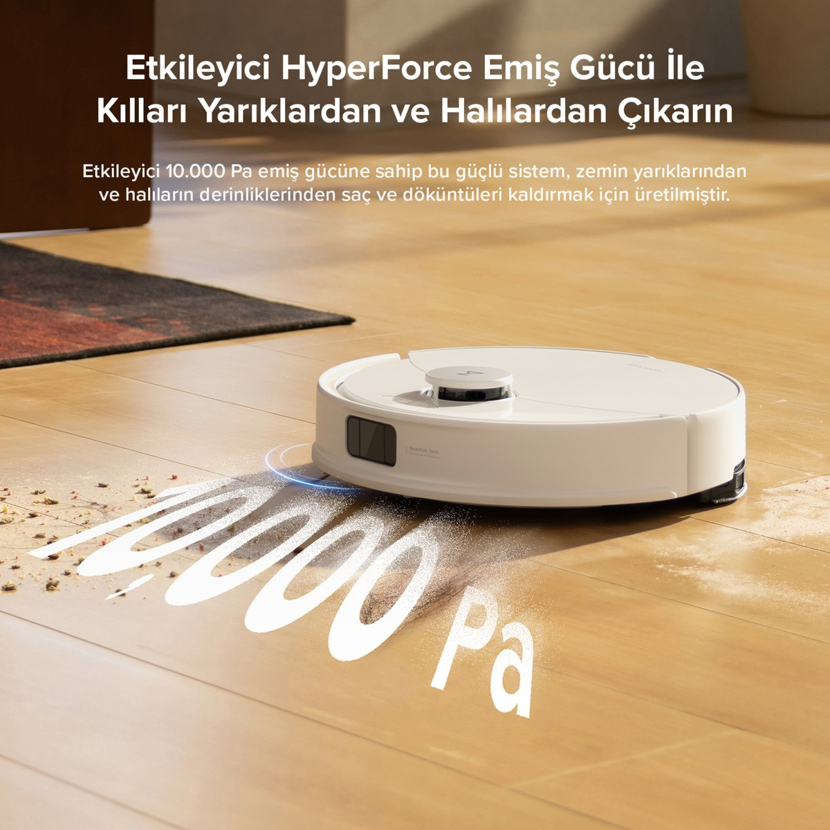 Beyaz bir akıllı robot süpürge ahşap zemindeki kalıntıları 10.000 Pa emiş gücüyle temizliyor.